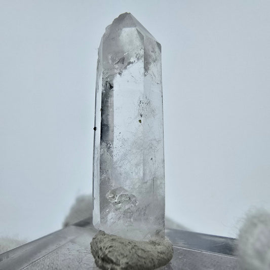 Klarer Phantom Hämatit Quarz Kristall Streep Mine, Goboboseb, Namibia 30*8*7mm