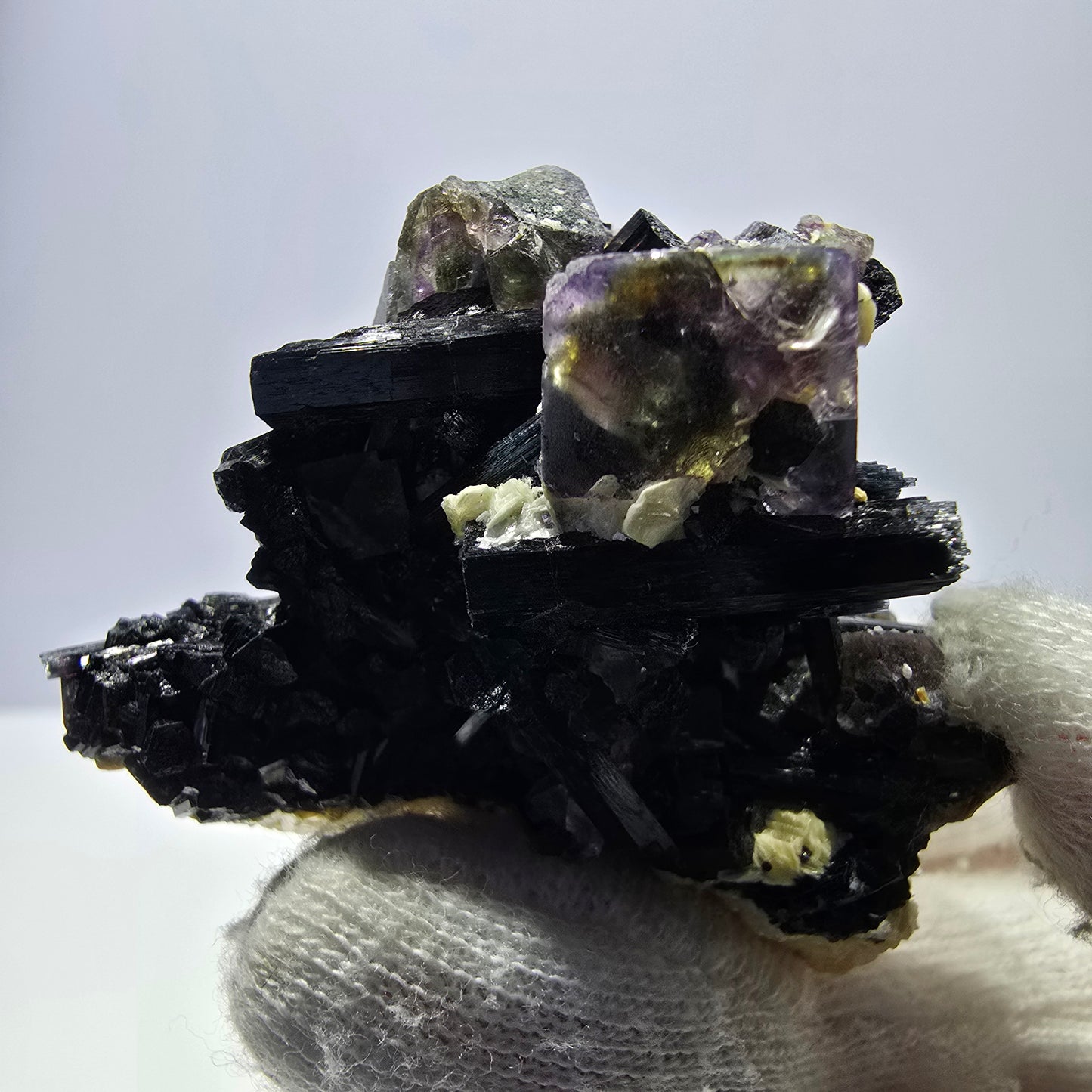 Spécimen de fluorite fantôme colorée, tourmaline scholle, muscovite, Erongo, Namibie, 49 x 41 x 28 mm