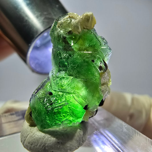 Cube de fluorite fantôme, muscovite et tourmaline Schorl, spécimen d'Erongo, Namibie, 22 x 14 x 13 mm