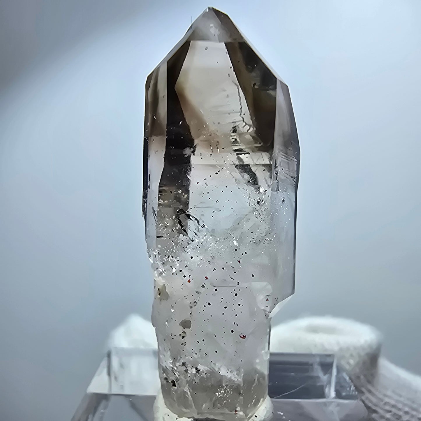 Pointe de sceptre en quartz fumé fantôme transparent, Goboboseb, Namibie, 38 x 14 x 10 mm