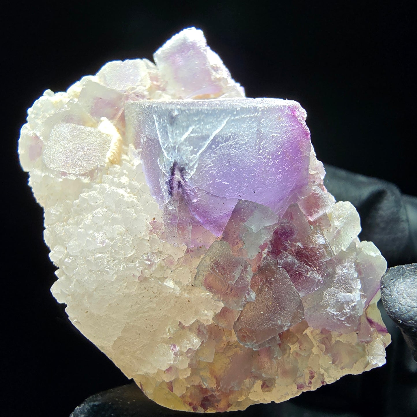Cube de fluorite fantôme sur scène de quartz violet vert Omehane, Namibie 36*25*24mm