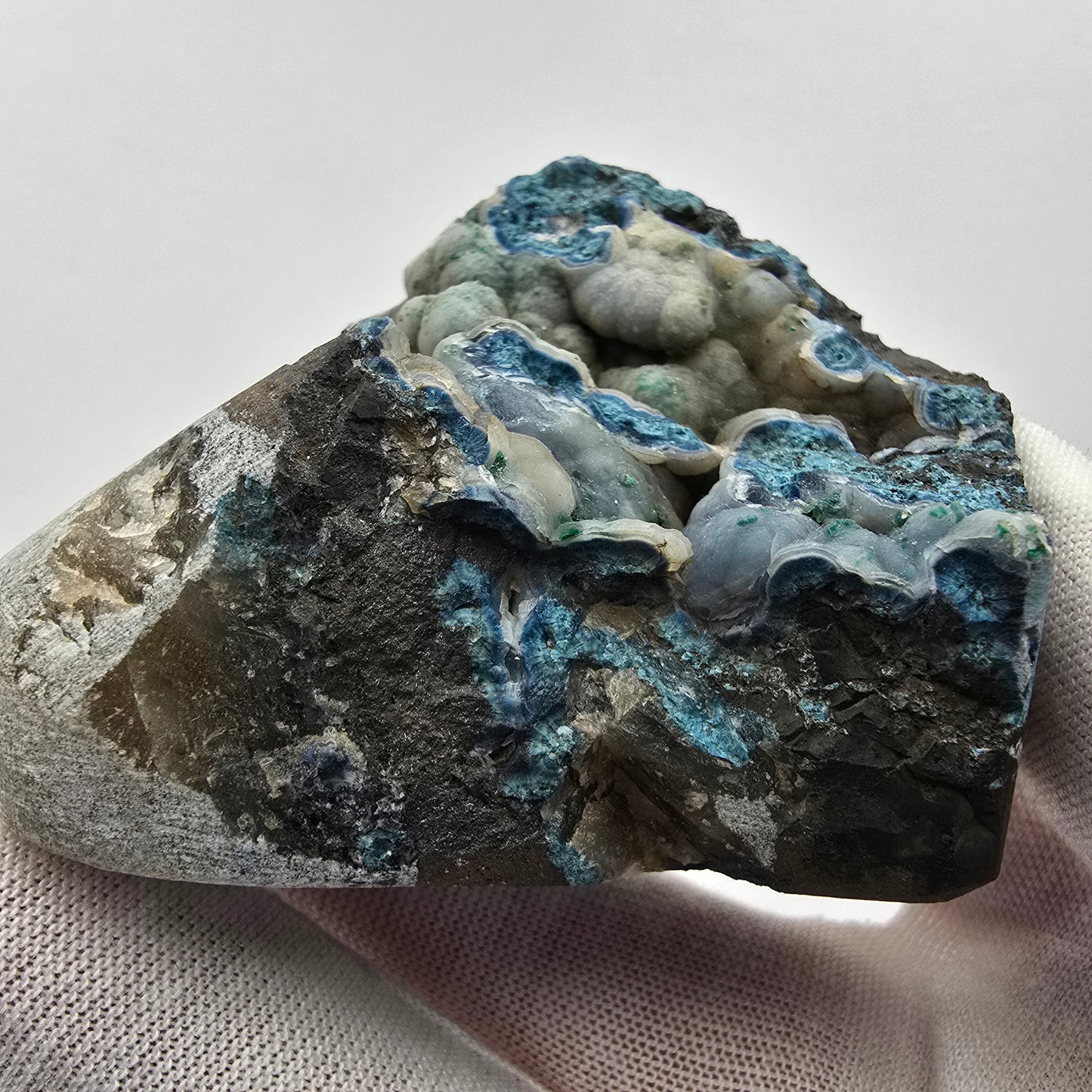Grand spécimen de shattuckite et de malachite, cristaux en boule, Kaokoveld, Namibie, 69 x 53 x 44 mm
