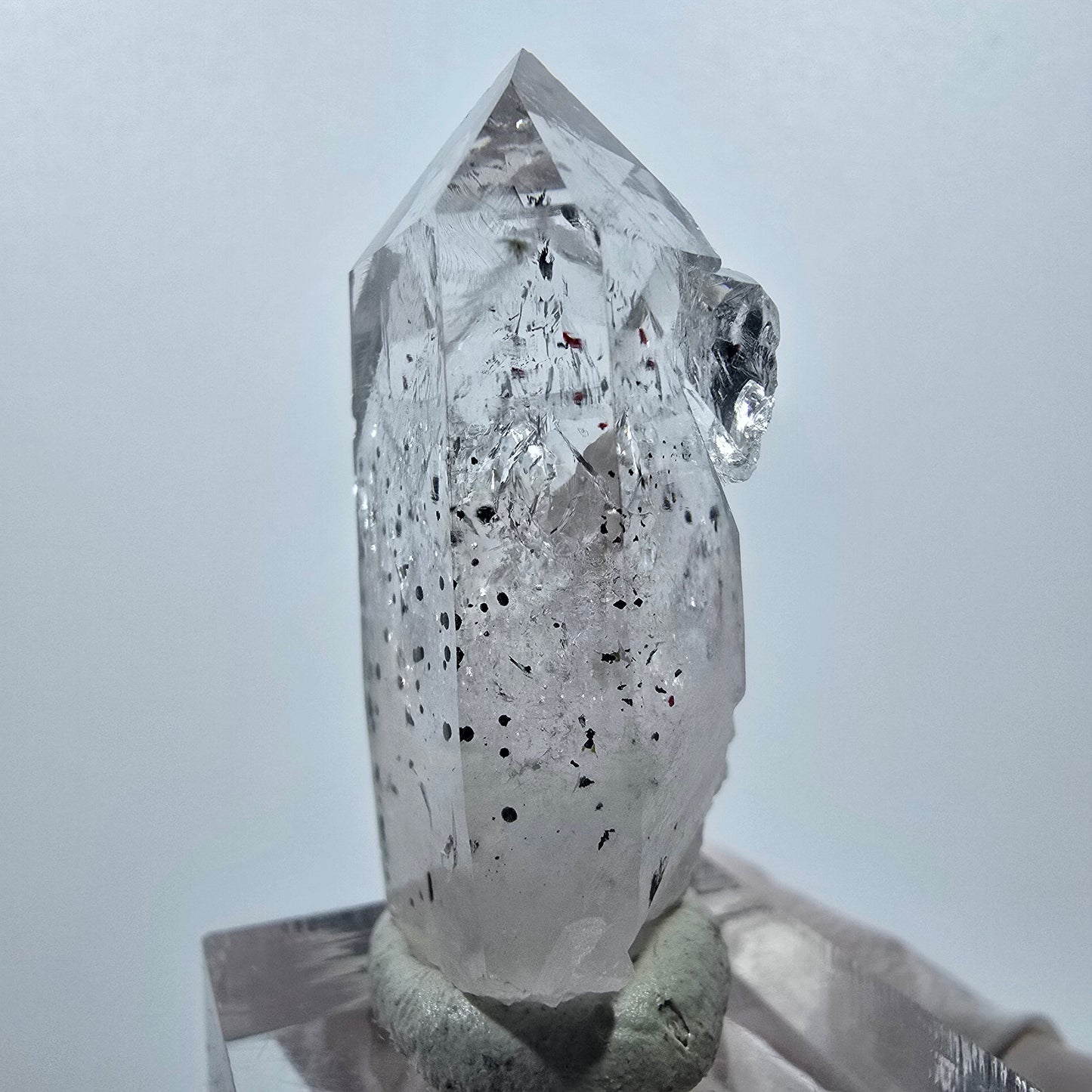 Quartz Harlequin, pointes d'hématite, mine Streep, Goboboseb, Namibie, 39 x 21 x 18 mm