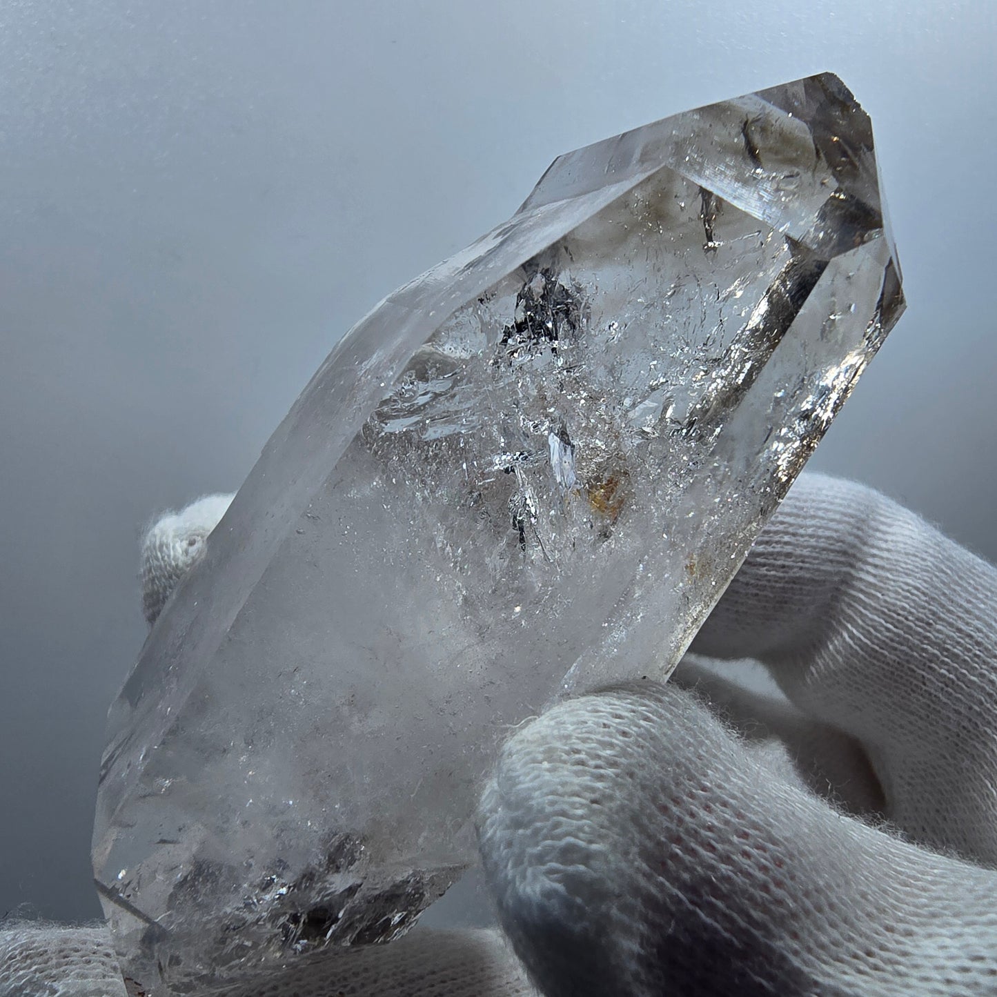 Sceptre DT Enhydro en quartz fumé lémurien, gobo de poche UV en calcite Valentine. Namibie 80 x 40 x 29 mm