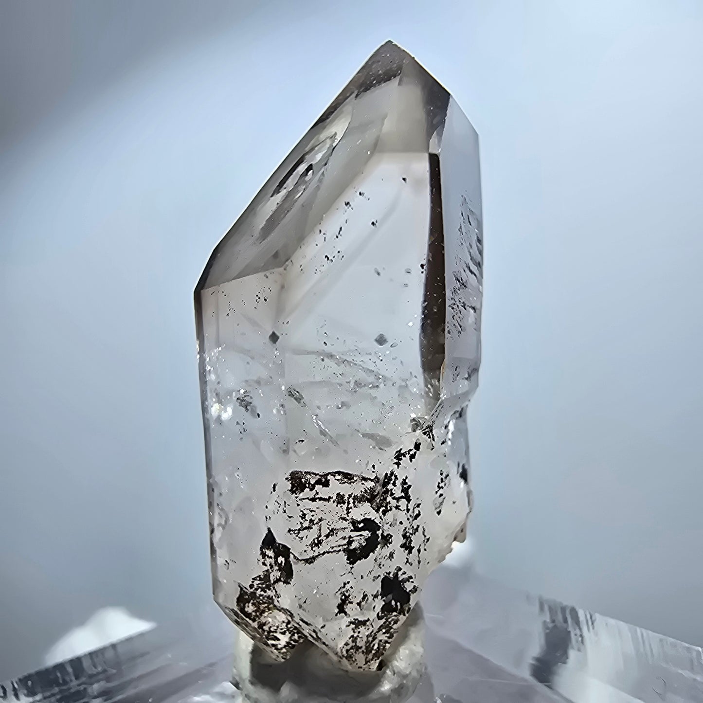 Pointe de sceptre en quartz fumé fantôme transparent, Goboboseb, Namibie, 35 x 13 x 13 mm