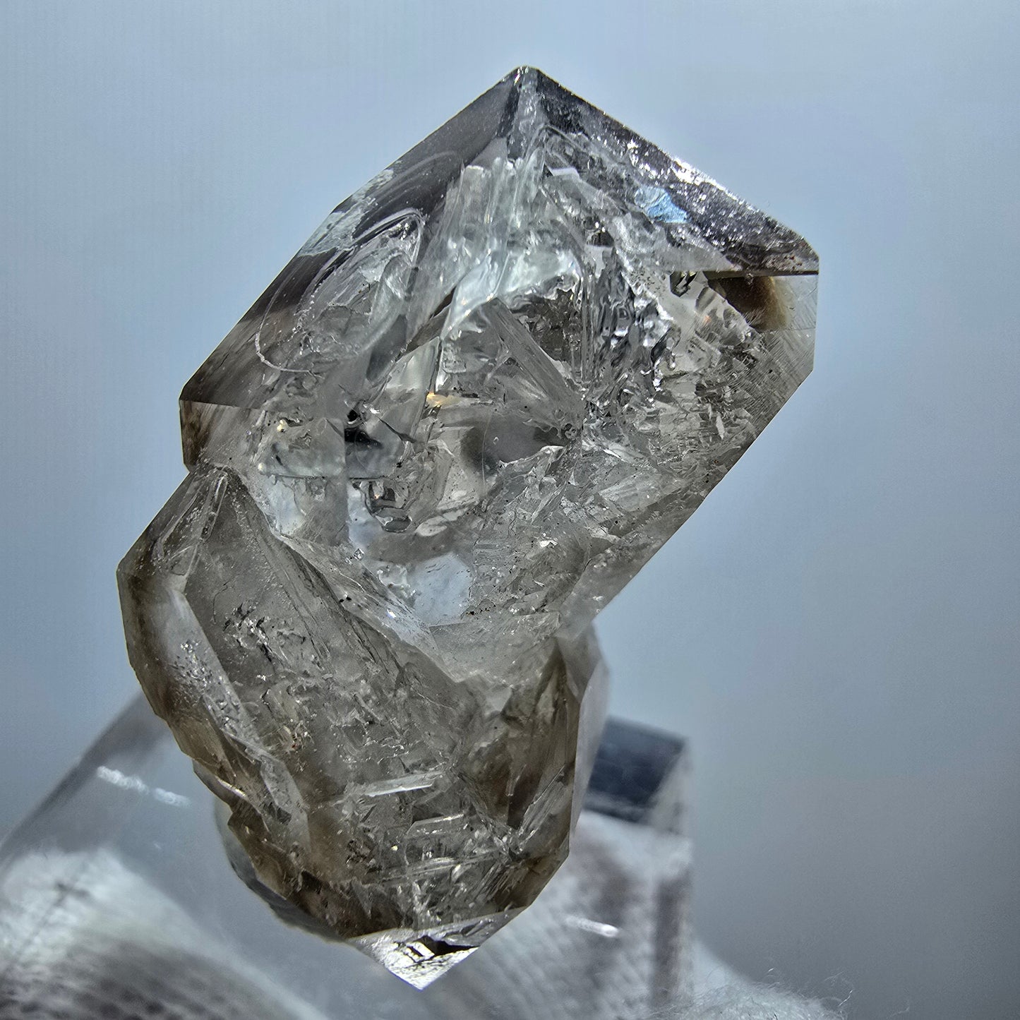 Sceptre en quartz fumé fantôme transparent, amas de Goboboseb, Namibie, 34 x 21 x 20 mm