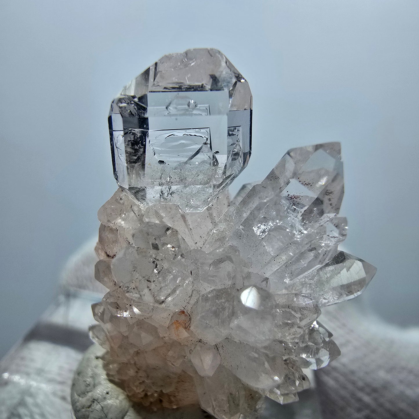 Amas de quartz fumé fantôme transparent, Goboboseb, Namibie, 26 x 19 x 13 mm