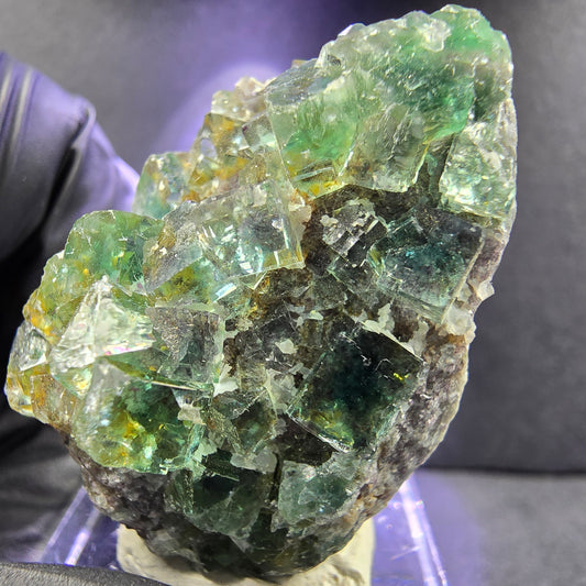Rare étape de cube en Fluorite XX transparente avec inclusions 37*28*20mm d'Okorusu, Namibie