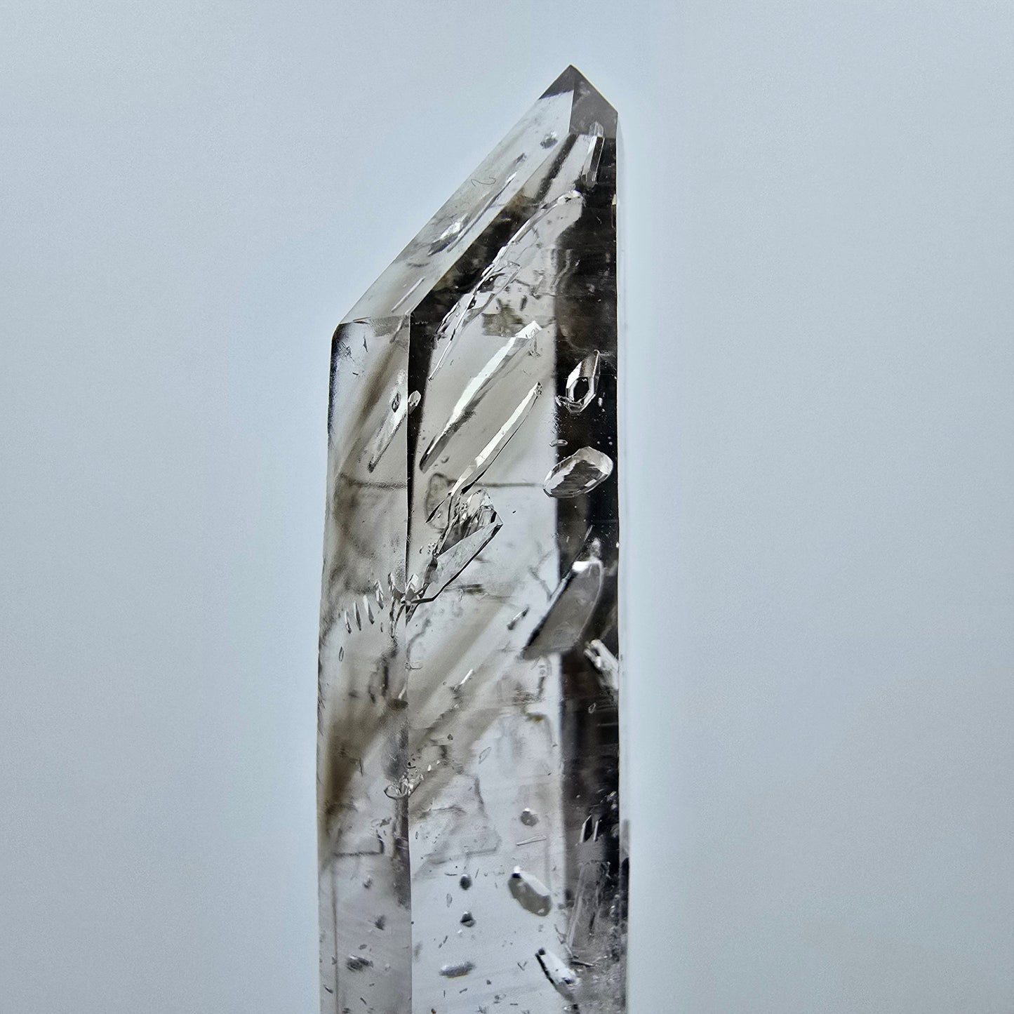 Klare Phantom Rauchquarz Kristallspitze Goboboseb, Namibia 63*27*11mm Sammlung
