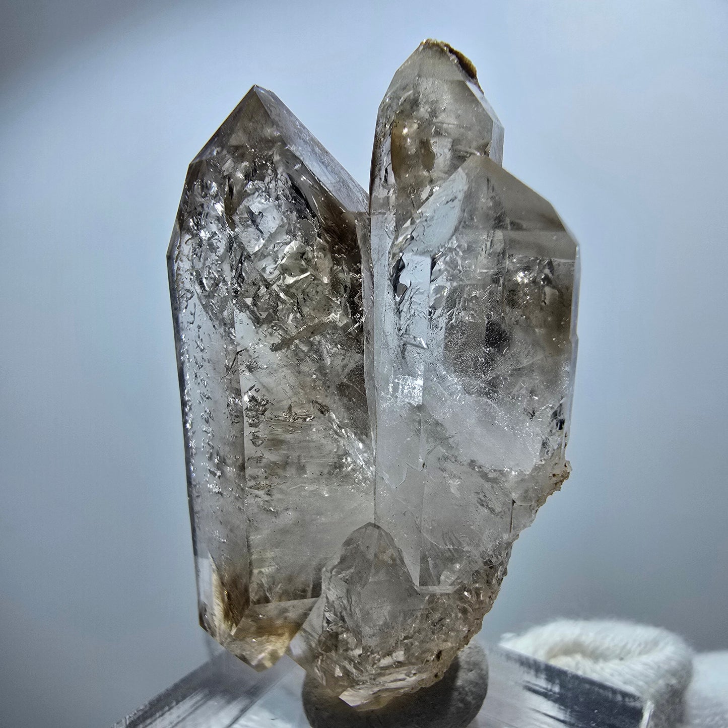 Sceptre en quartz fumé fantôme transparent, spécimen DT, Goboboseb, Namibie, 43 x 24 x 14 mm