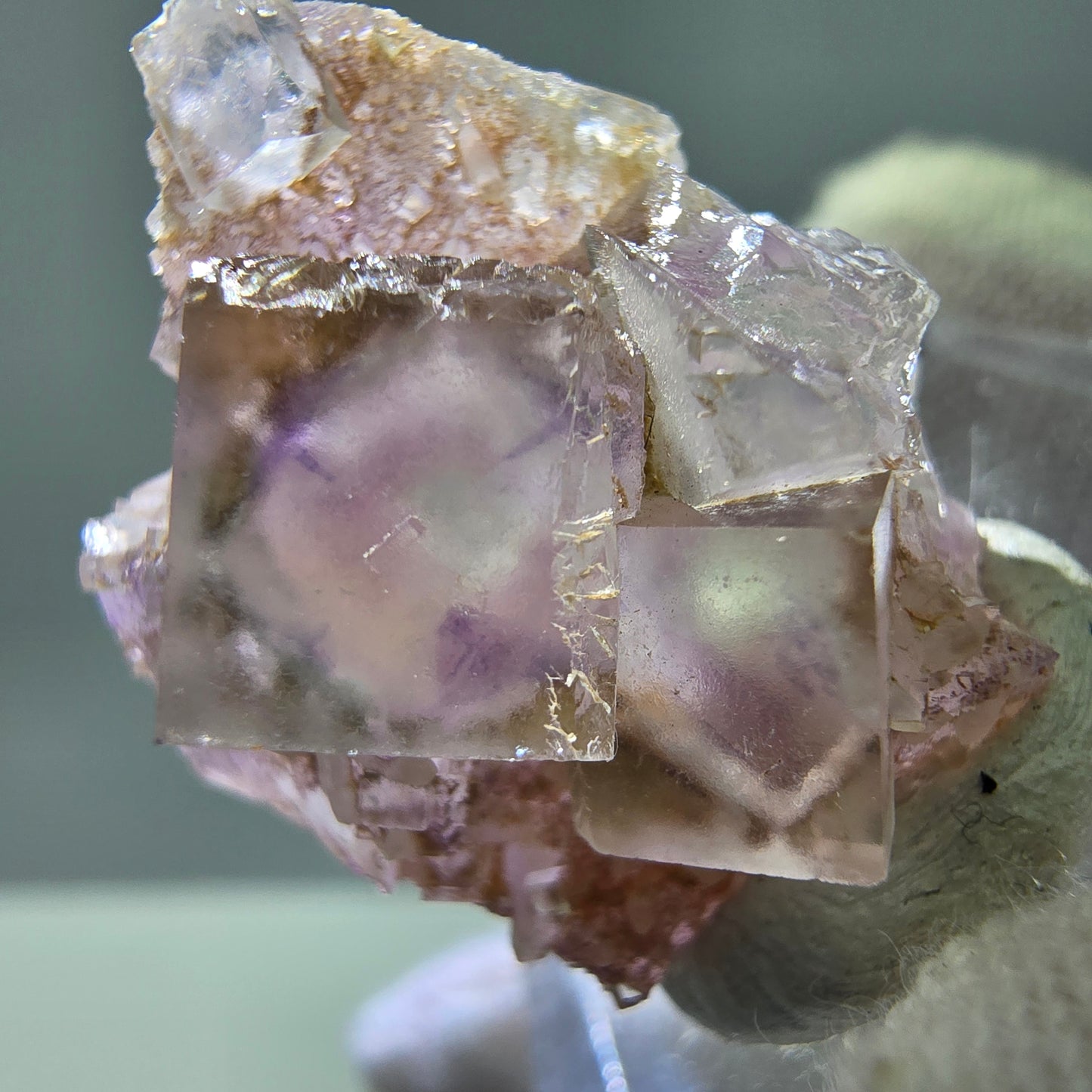 Seltene UV Phantom Fluorit Würfel, Quarz Stufe Brandberg, Namibia 25*22*12mm