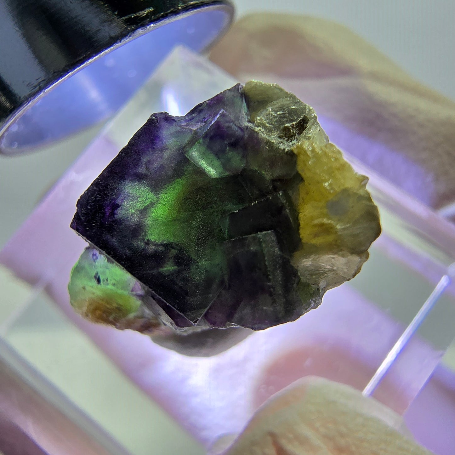 Cube de fluorite fantôme, zonal, spécimen de muscovite, Erongo, Namibie, 18 x 12 x 11 mm