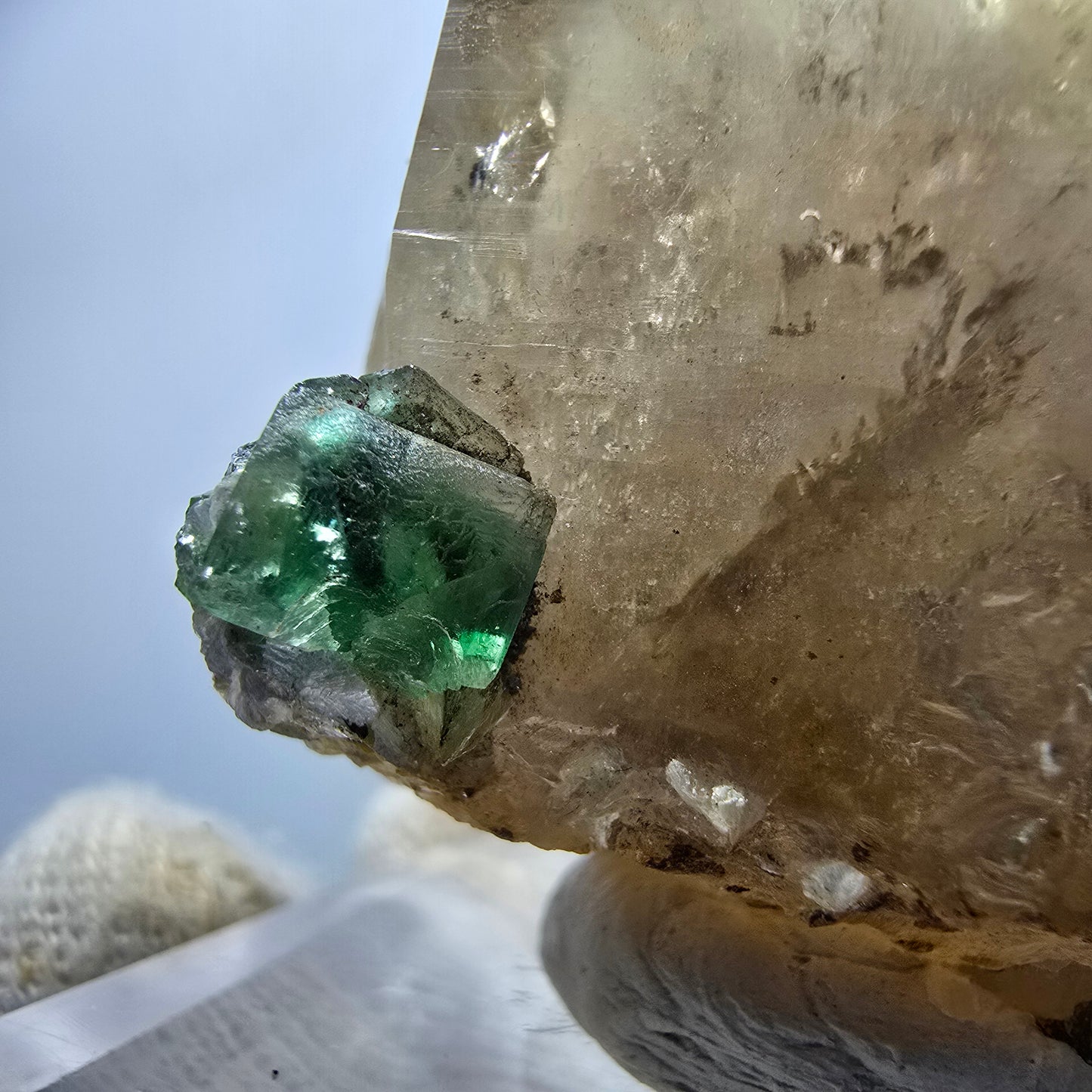 Cube de fluorite fantôme, quartz fumé et hyalite, spécimen d'Erongo, Namibie, 61 x 46 x 37 mm
