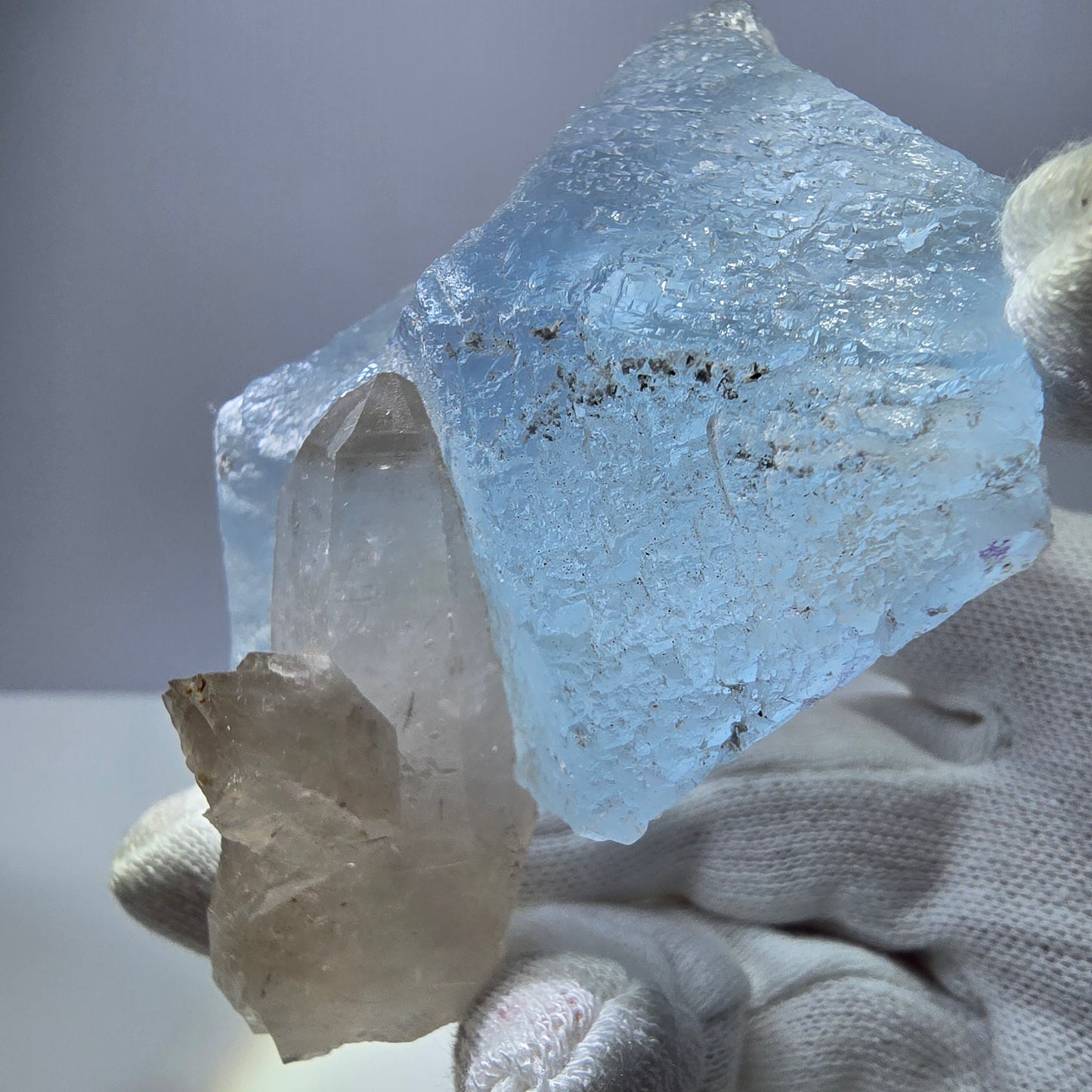 Grand spécimen de fluorite bleue et de quartz fumé, montagnes Erongo, Namibie, 93 x 67 x 36 mm