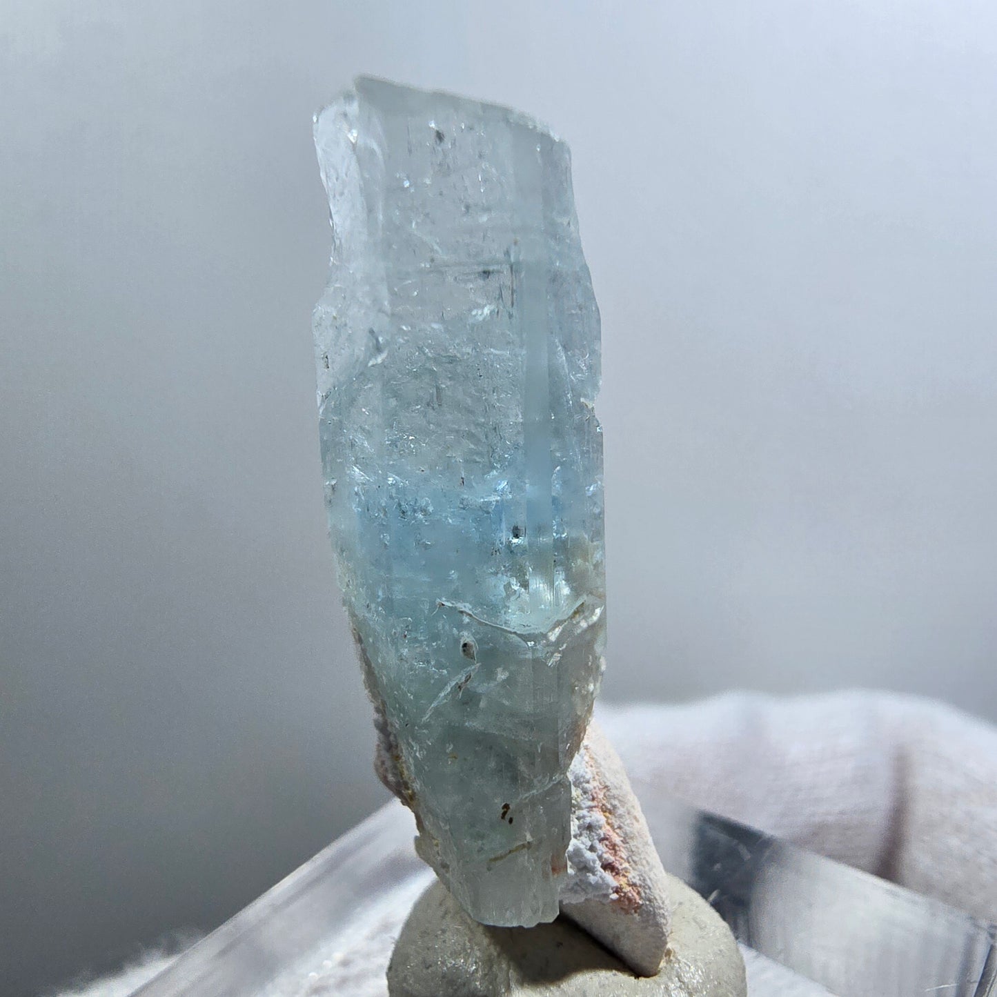 Aigue-marine rare, spécimen d'orthose, Erongo, Namibie, 35 x 12 x 8 mm