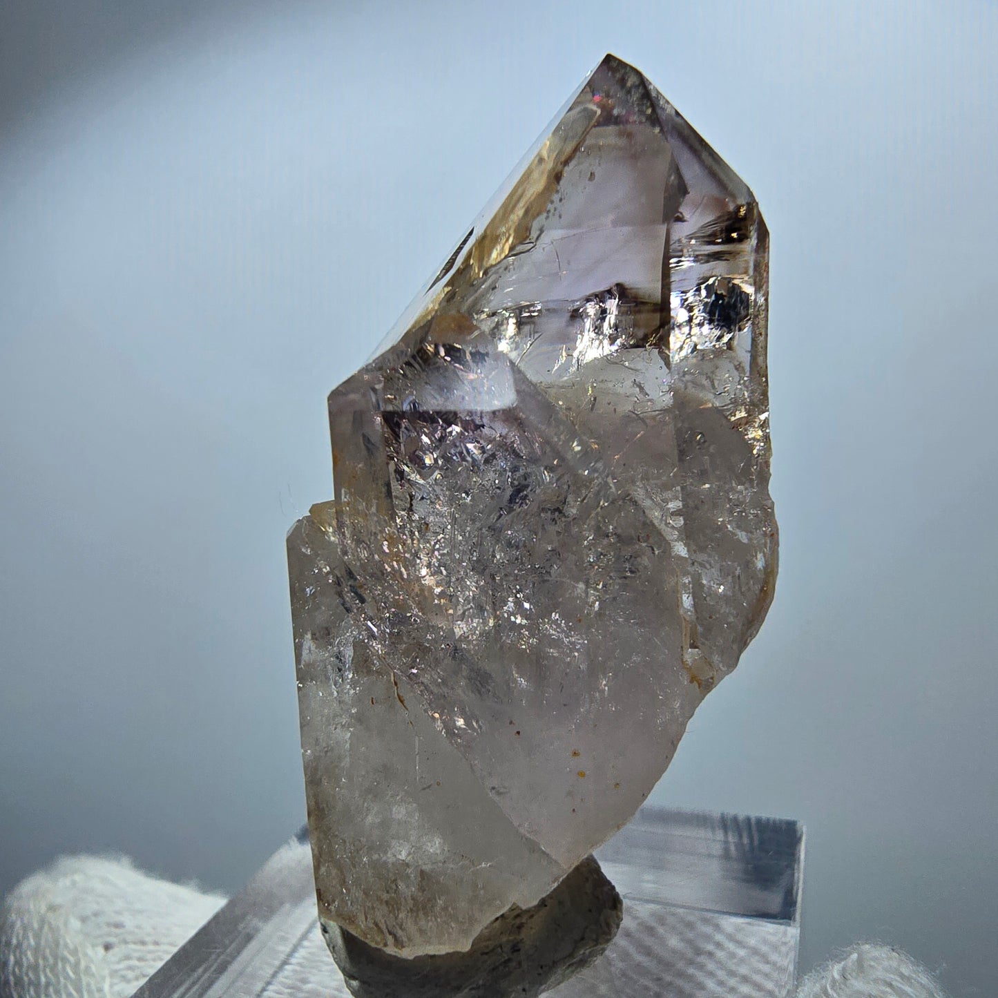 Pointe de sceptre en améthyste fantôme transparente, Goboboseb, Namibie, 41 x 21 x 17 mm