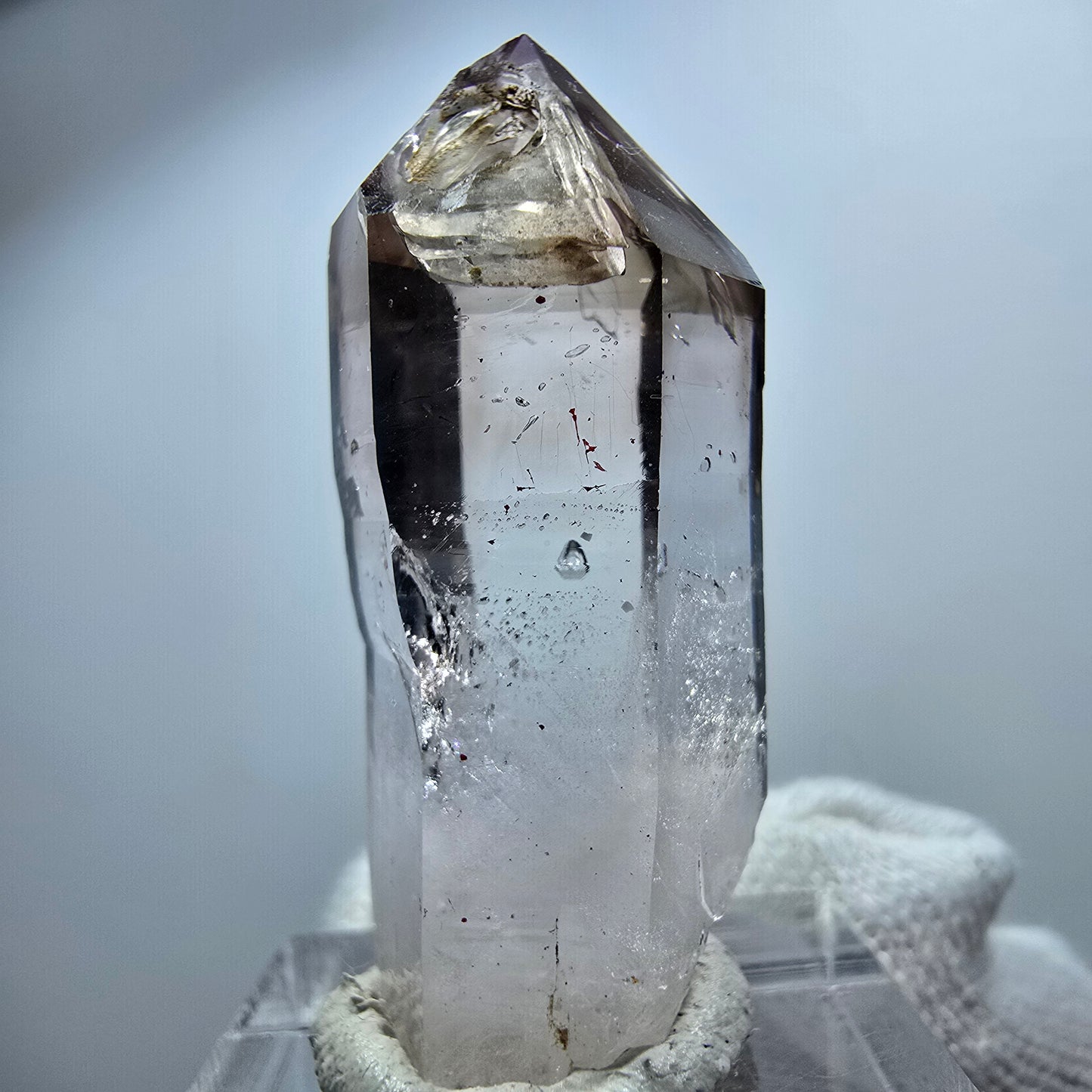 Pointe de sceptre en améthyste fantôme transparente, Goboboseb, Namibie, 41 x 17 x 15 mm