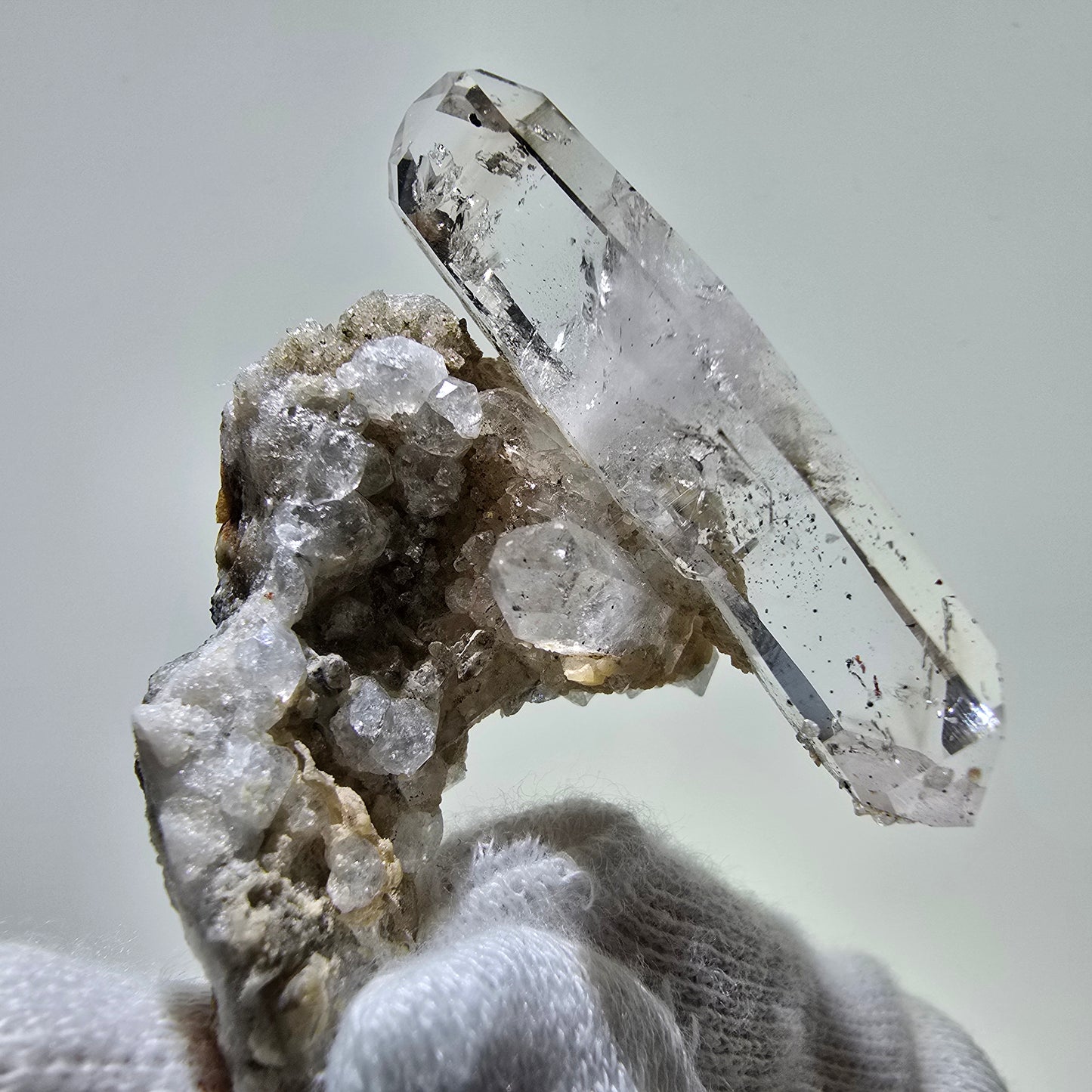 Sceptre DT en quartz fumé fantôme, poche Analcime sur Matrix Valentine, Namibie 47 x 37 x 17 mm