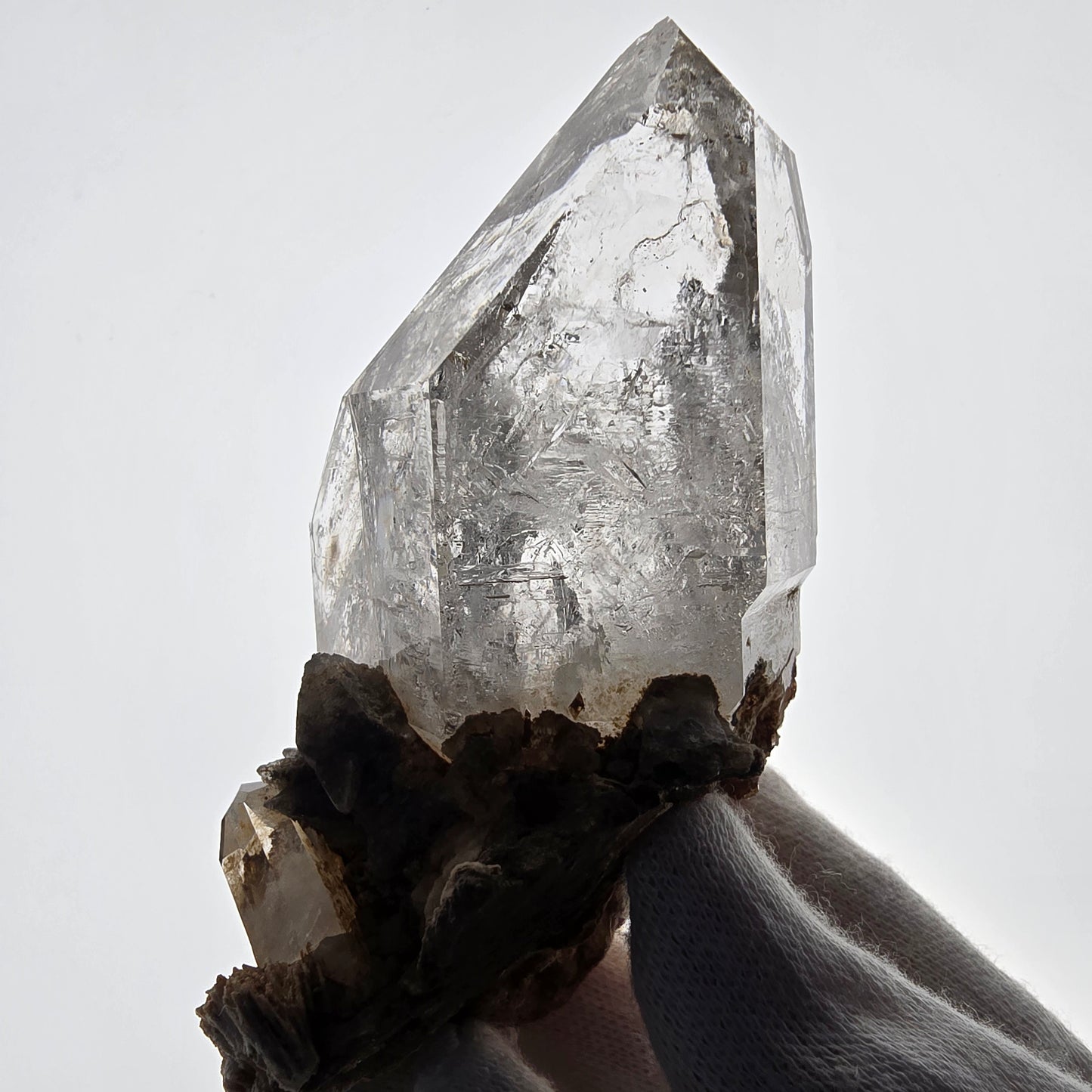 Sceptre squelette en quartz fumé Enhydro, calcite UV Valentine Pocket Goboboseb Namibie 99 x 56 x 45 mm