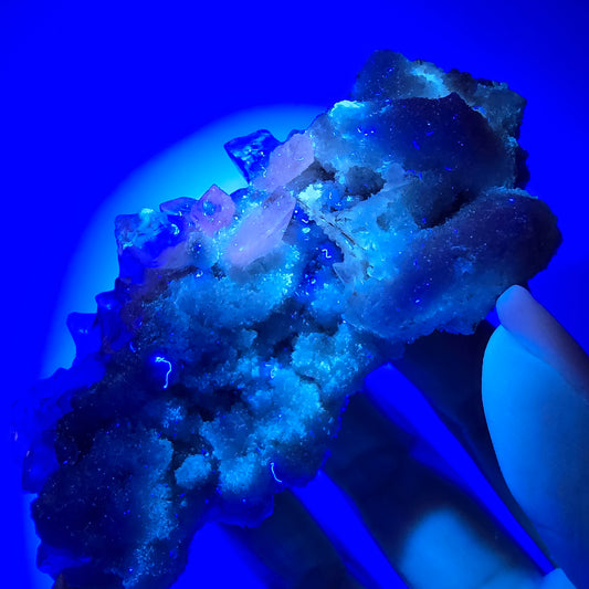 Seltene UV Calcit Stufe Valentine Pocket Mine, Goboboseb, Namibia 88*44*29mm