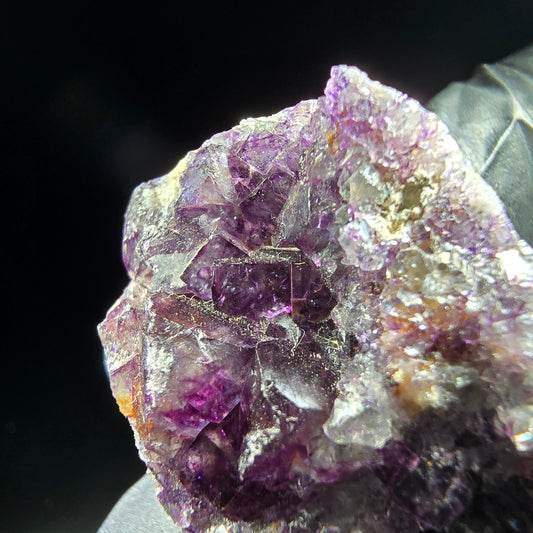 Zonare Fluorite Cube Tier Violet Blanc Okorusu, Namibie 64*23*10mm Collection