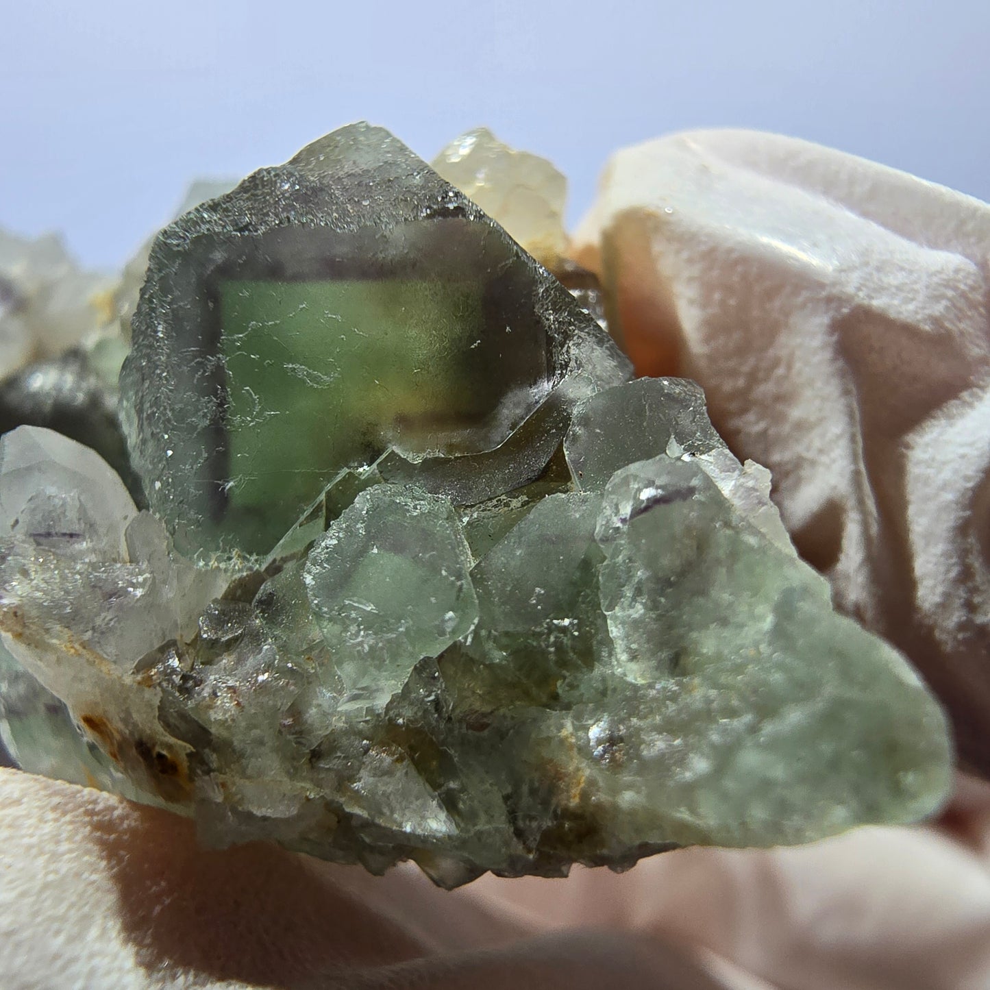 Rare cube de fluorite fantôme, spécimen de quartz vert Okorusu, Namibie, 48 x 22 x 17 mm
