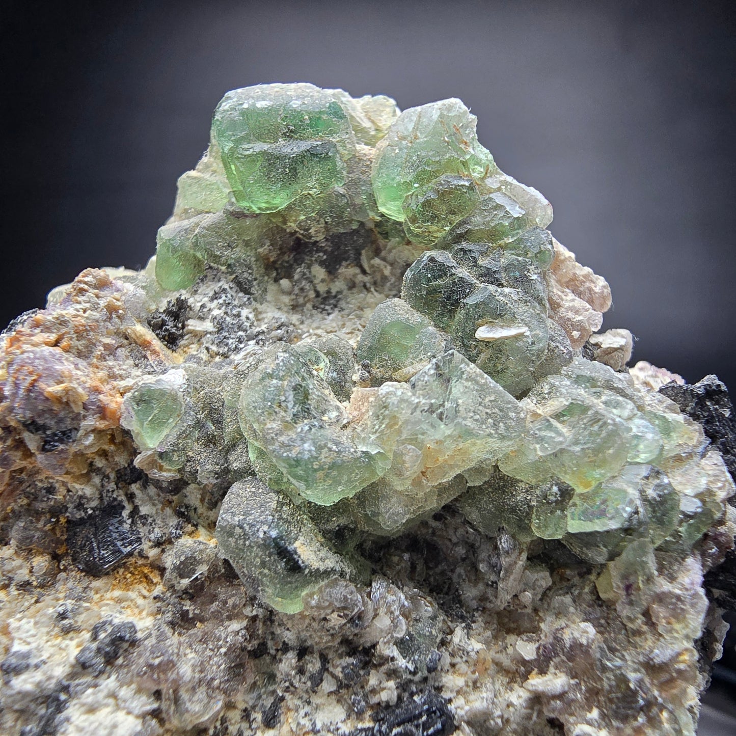 Grande fluorite fantôme, tourmaline Schörl, stade muscovite Erongo Namibie 82*51*58mm