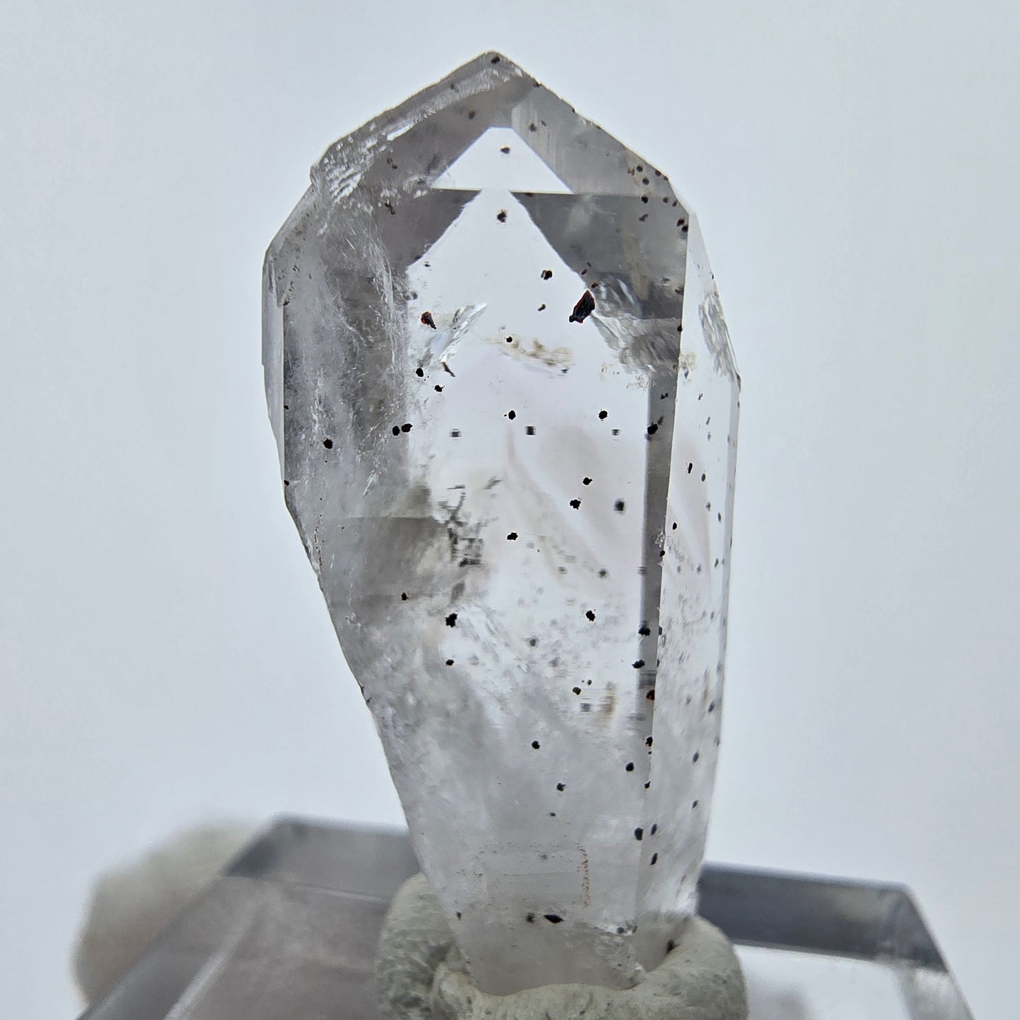 Klarer Quarz mit Hämatit und Analcim Streep Mine Goboboseb Namibia 29*12*10mm