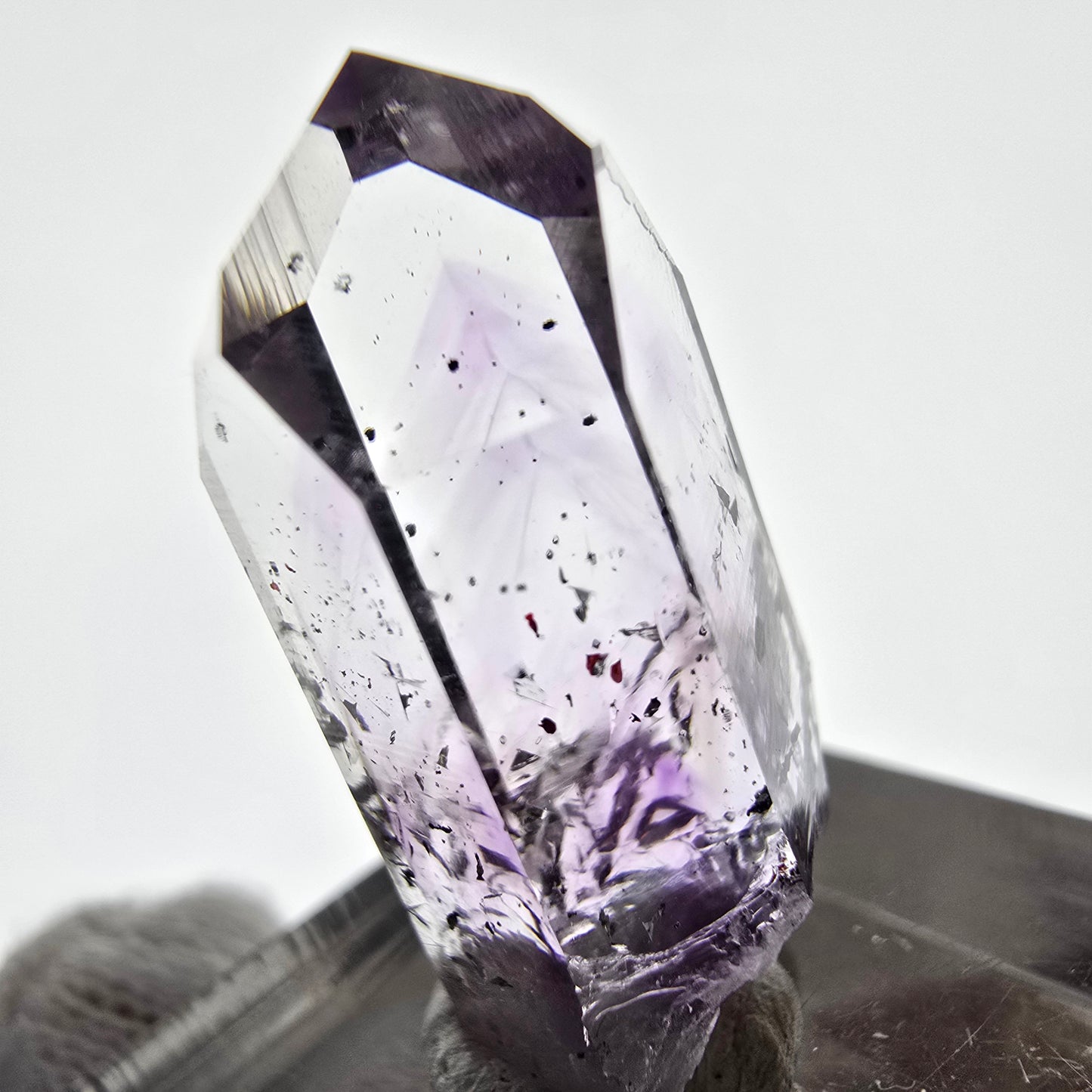 Améthyste fantôme avec hématite, mine Streep, Goboboseb, Namibie, 27 x 14 x 11 mm