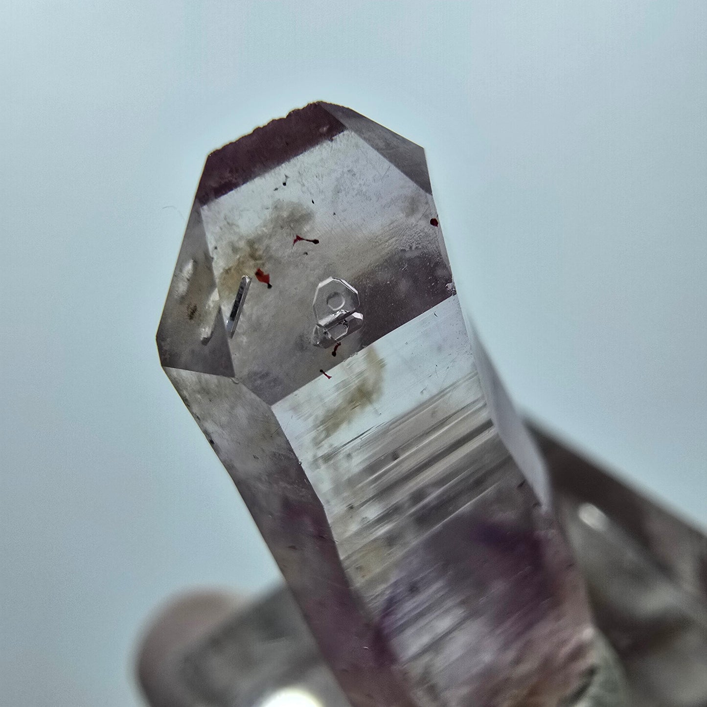 Pointe de sceptre en améthyste fantôme de Goboboseb, Namibie, 31 x 12 x 6 mm