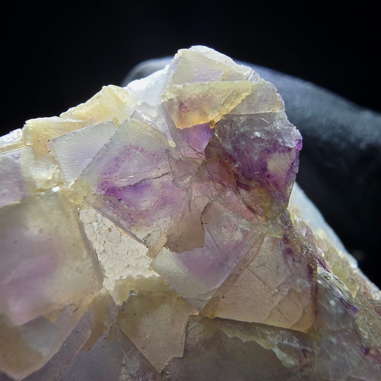 Cube de fluorite fantôme sur étape de quartz violet vert Omehane, Namibie 43*30*24mm