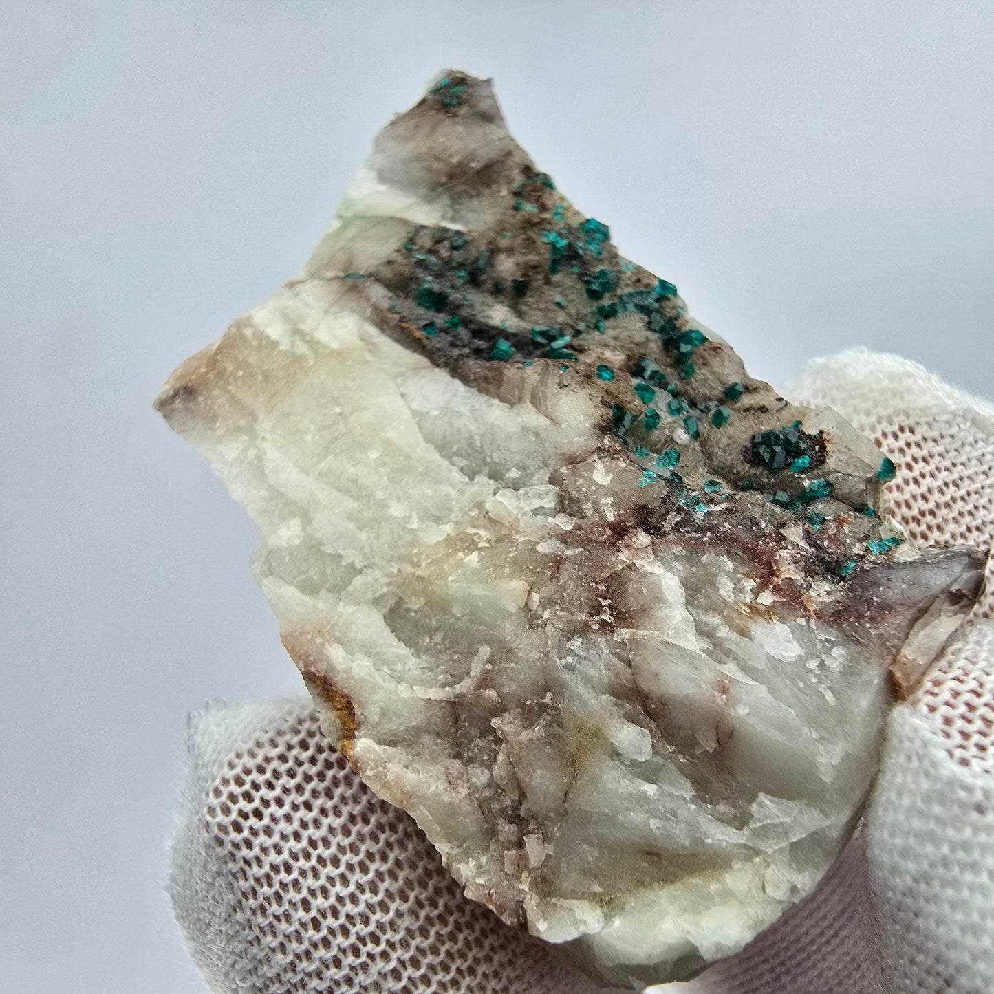 Rare spécimen de dioptase sur quartz Kaokoveld, Namibie 49*26*19mm Collection de minéraux