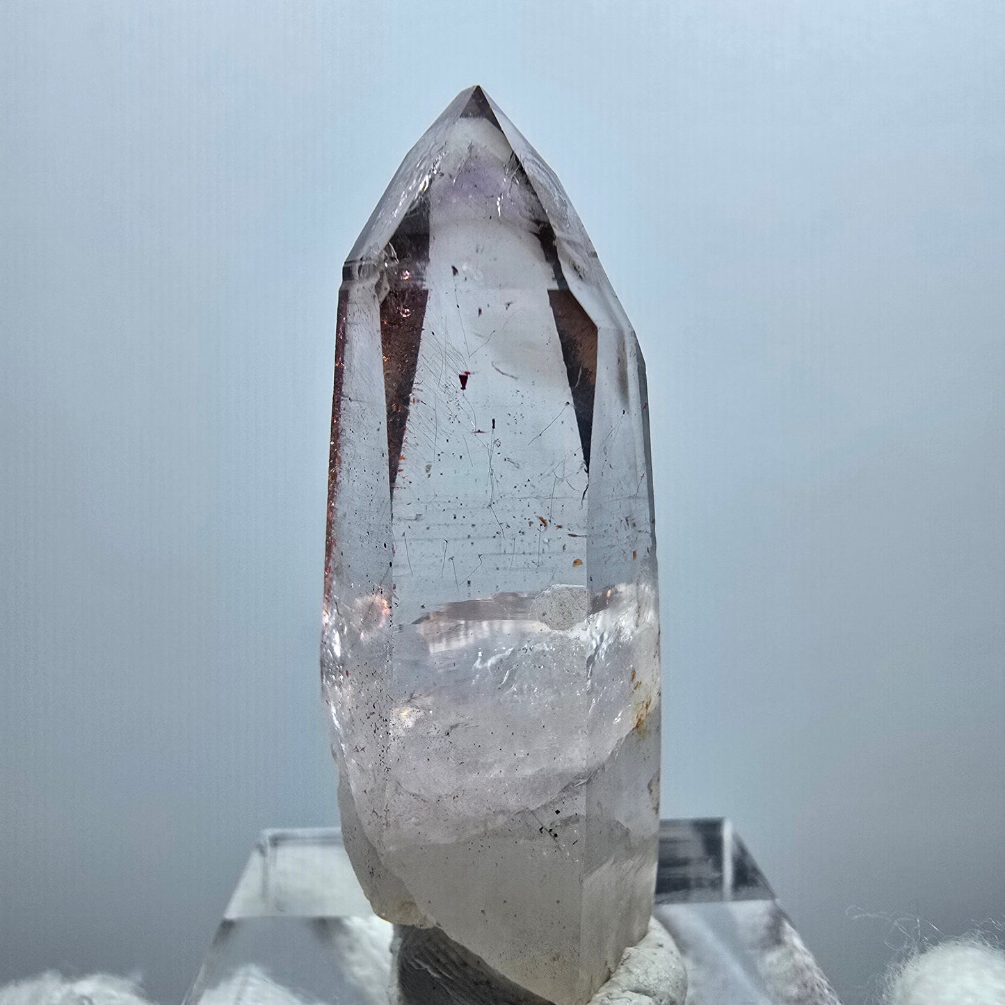 Pointe de sceptre en quartz fumé fantôme lémurien, Goboboseb, Namibie, 39 x 15 x 11 mm