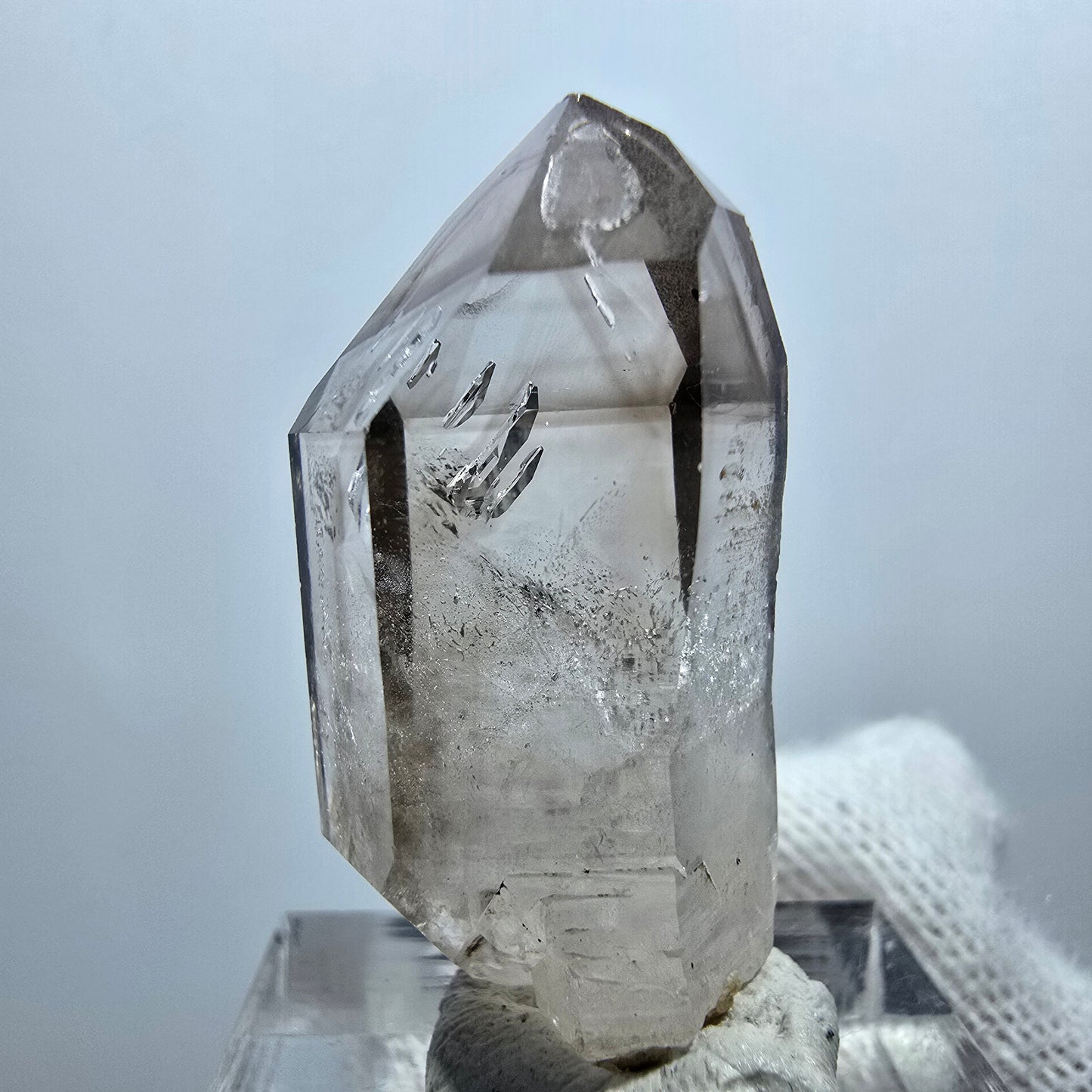 Pointe de sceptre en quartz fumé fantôme transparent, Goboboseb, Namibie, 34 x 17 x 13 mm
