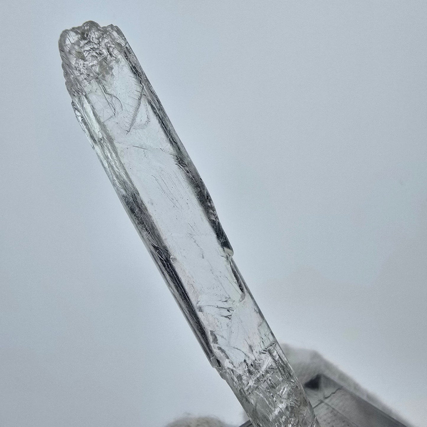Seltener Kunzit X Spodumen Kristall weiß UV Mineral 54*8*5mm aus Brasilien