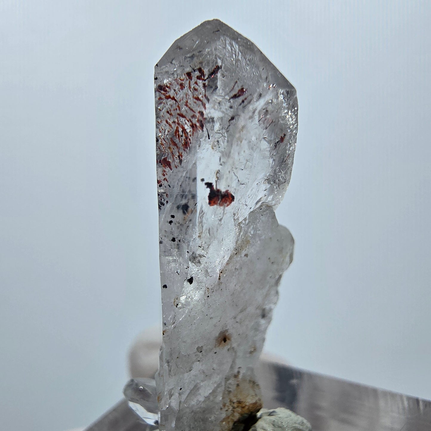 Quartz clair Harlequin Point Streep Mine, Goboboseb, Namibie 32 x 10 x 10 mm