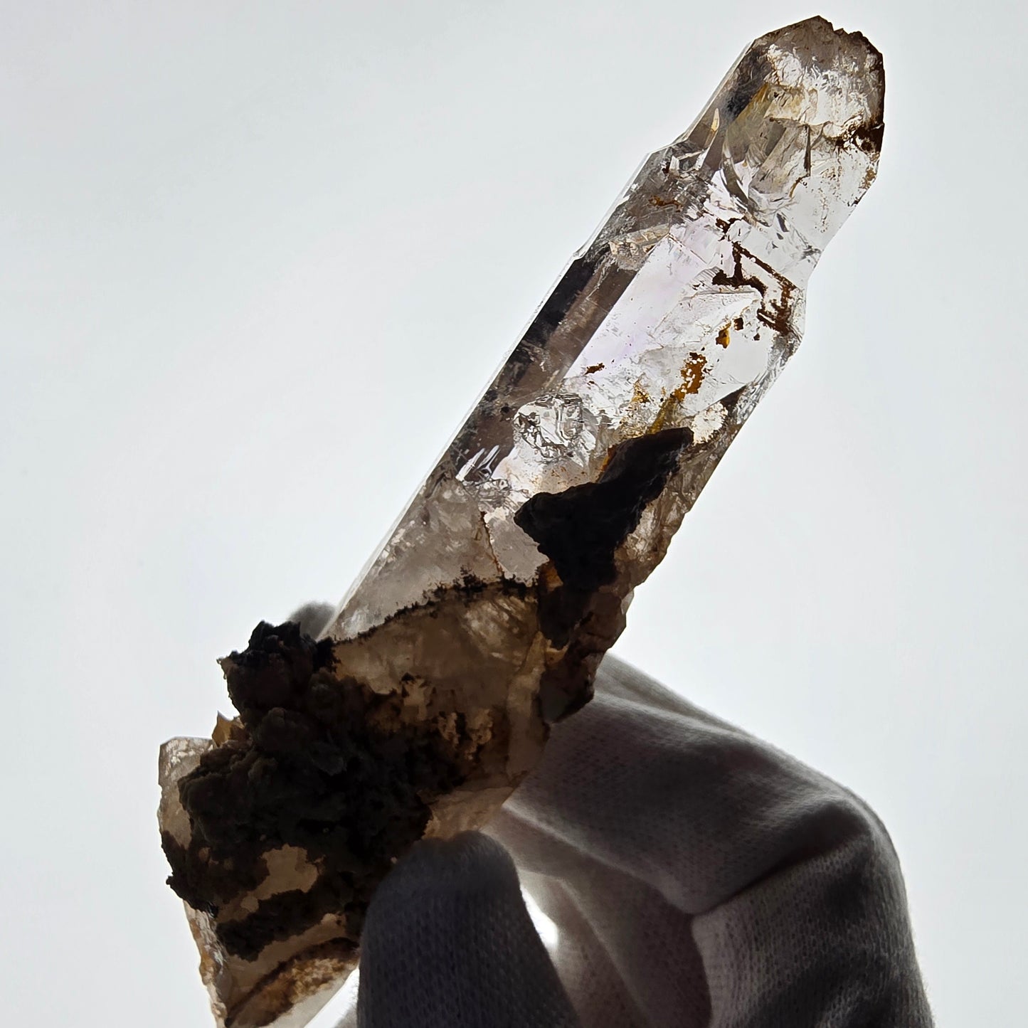 Sceptre DT en quartz fumé squelette Enhydro, parure de poche Valentine en calcite UV. Namibie 128 x 32 x 27 mm