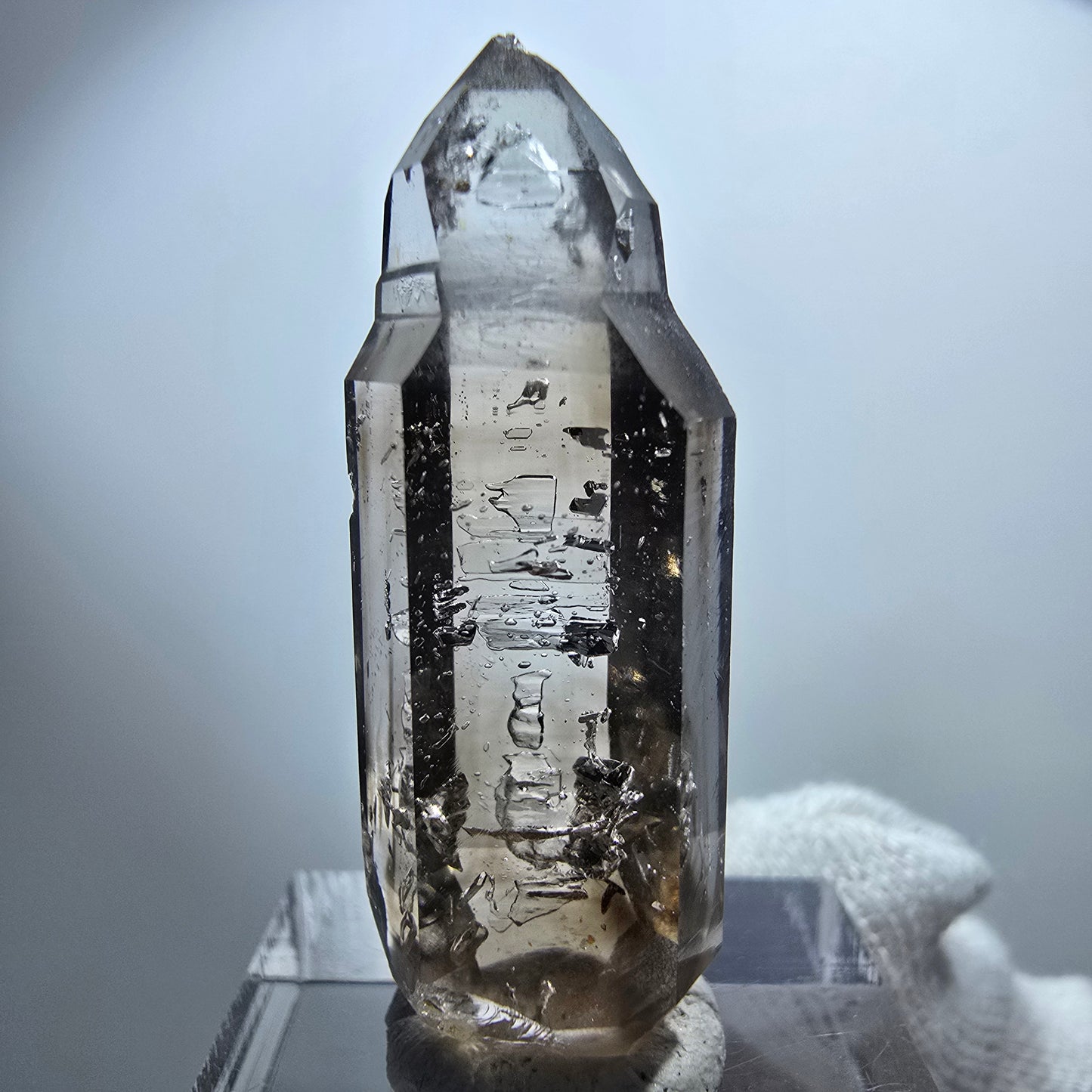 Pointe de sceptre en quartz fumé fantôme transparent, Goboboseb, Namibie, 39 x 12 x 10 mm