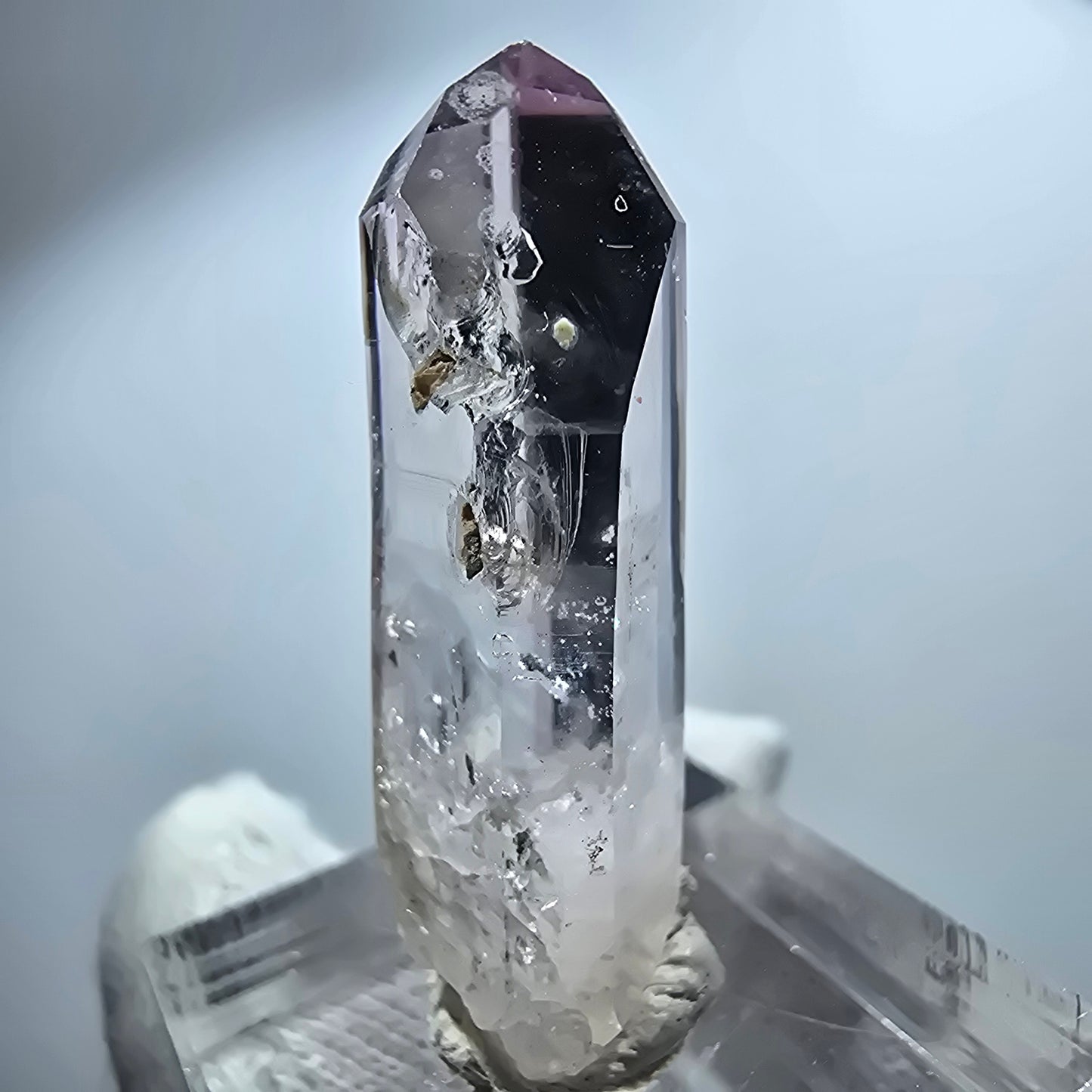 Pointe de sceptre en améthyste fantôme transparente, Goboboseb, Namibie, 38 x 16 x 11 mm