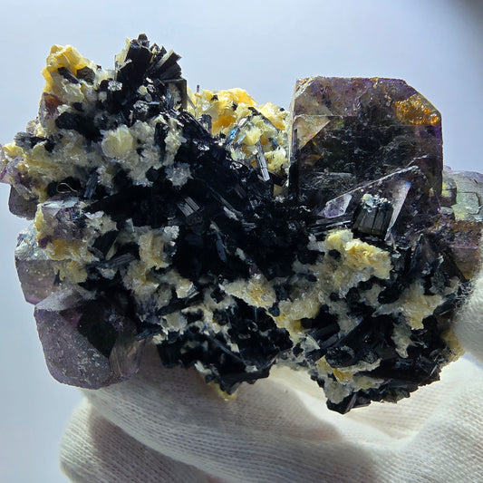 Fluorite fantôme colorée, tourmaline schol, hyalite, quartz fumé, muscovite, Erongo, Namibie, 78 x 70 x 48 mm