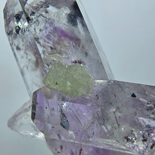 Améthyste fantôme Harlequin avec préhnite Streep Mine, Goboboseb, Namibie 34 x 25 x 15 mm