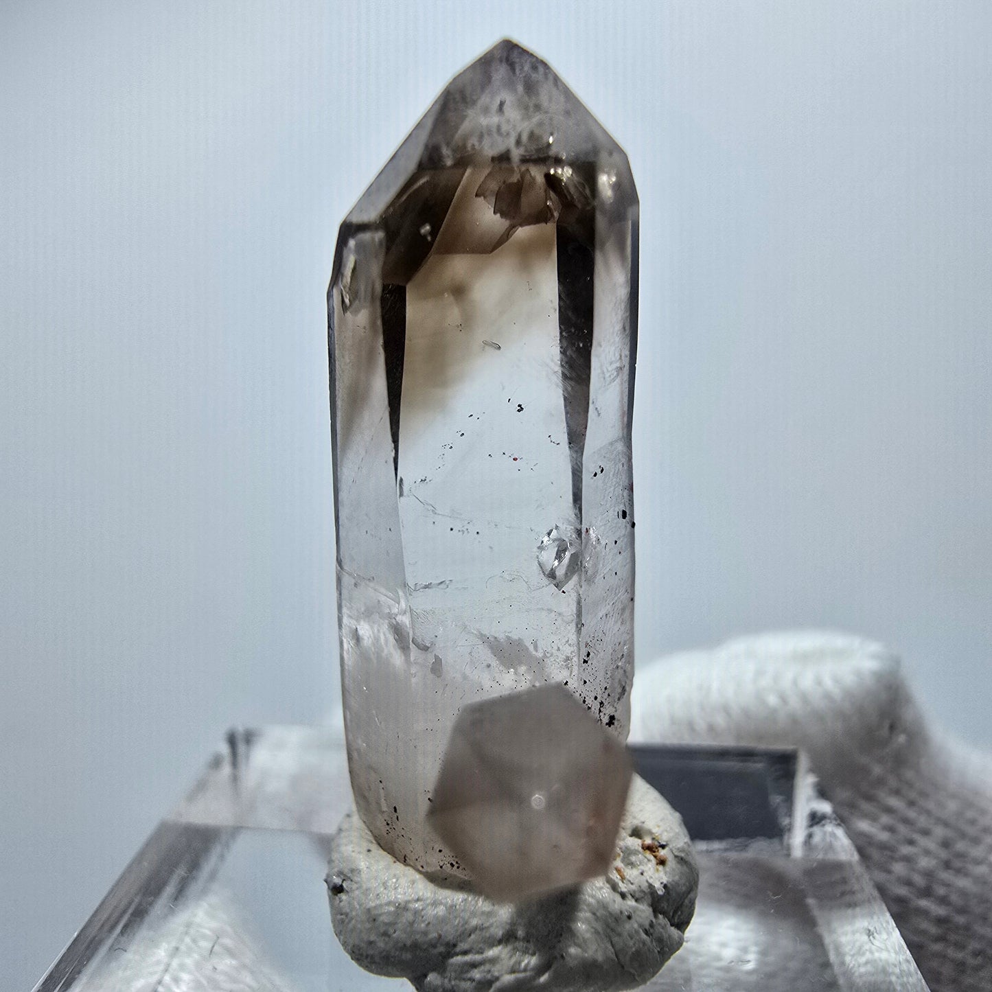 Amas de quartz fumé fantôme transparent, Goboboseb, Namibie, 27 x 17 x 10 mm