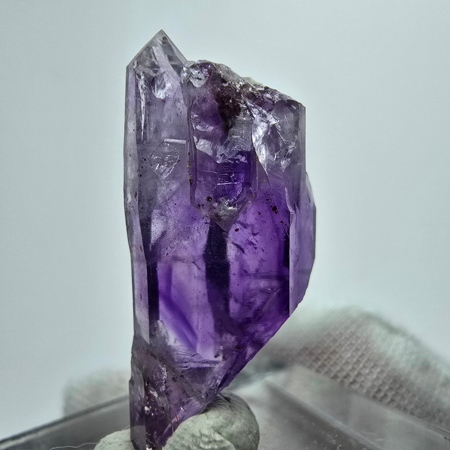 Cristal de sceptre d'améthyste fantôme Goboboseb, Namibie 27*11*8mm Collection de minéraux