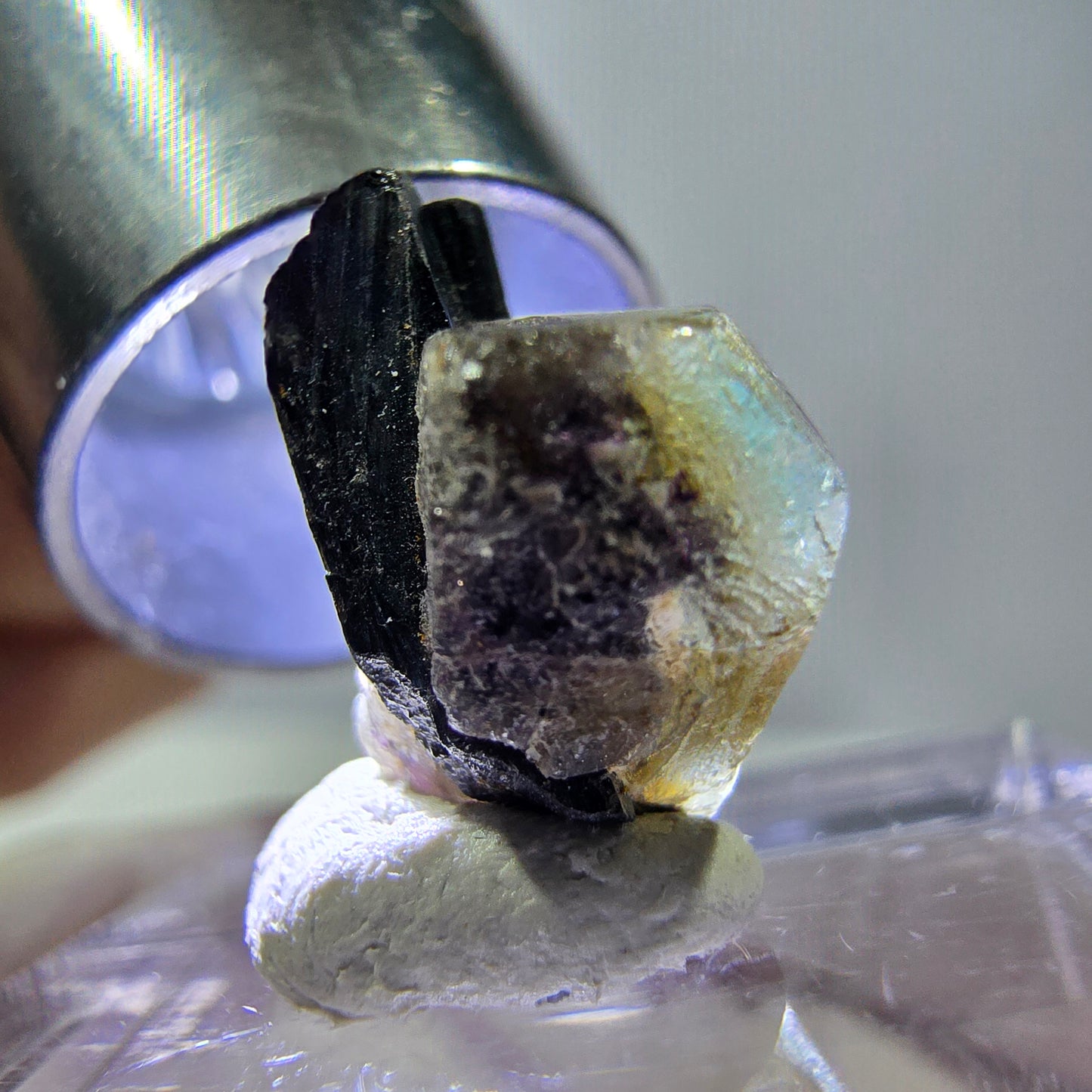 Spécimen de fluorite fantôme colorée et de tourmaline scholle muscovite, Erongo, Namibie, 14 x 10 x 15 mm