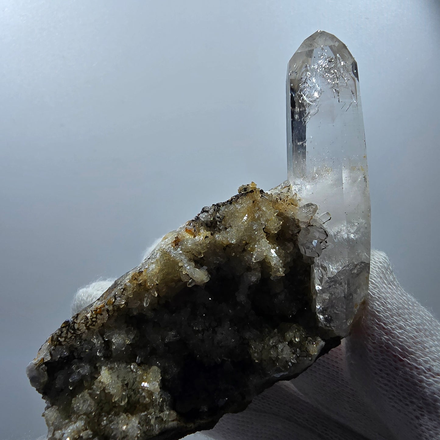 Quartz fumé fantôme, calcite UV sur matrice, spécimen Valentine Pocket Gobobs. Namibie, 68 x 59 x 45 mm.