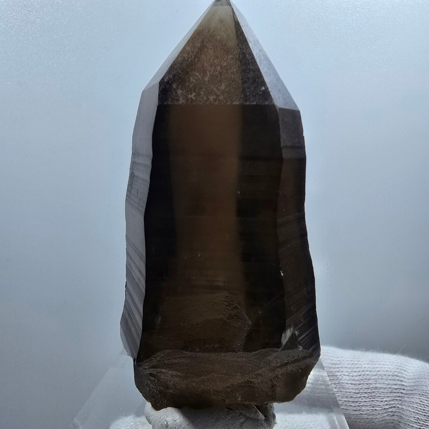 Sceptre de poche en quartz fumé fantôme lémurien Valentine Goboboseb Namibie 72 x 35 x 29 mm
