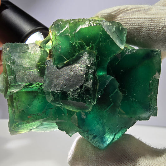 Grand cube de fluorite fantôme vert étagé Okorusu Namibie 89 x 67 x 47 mm