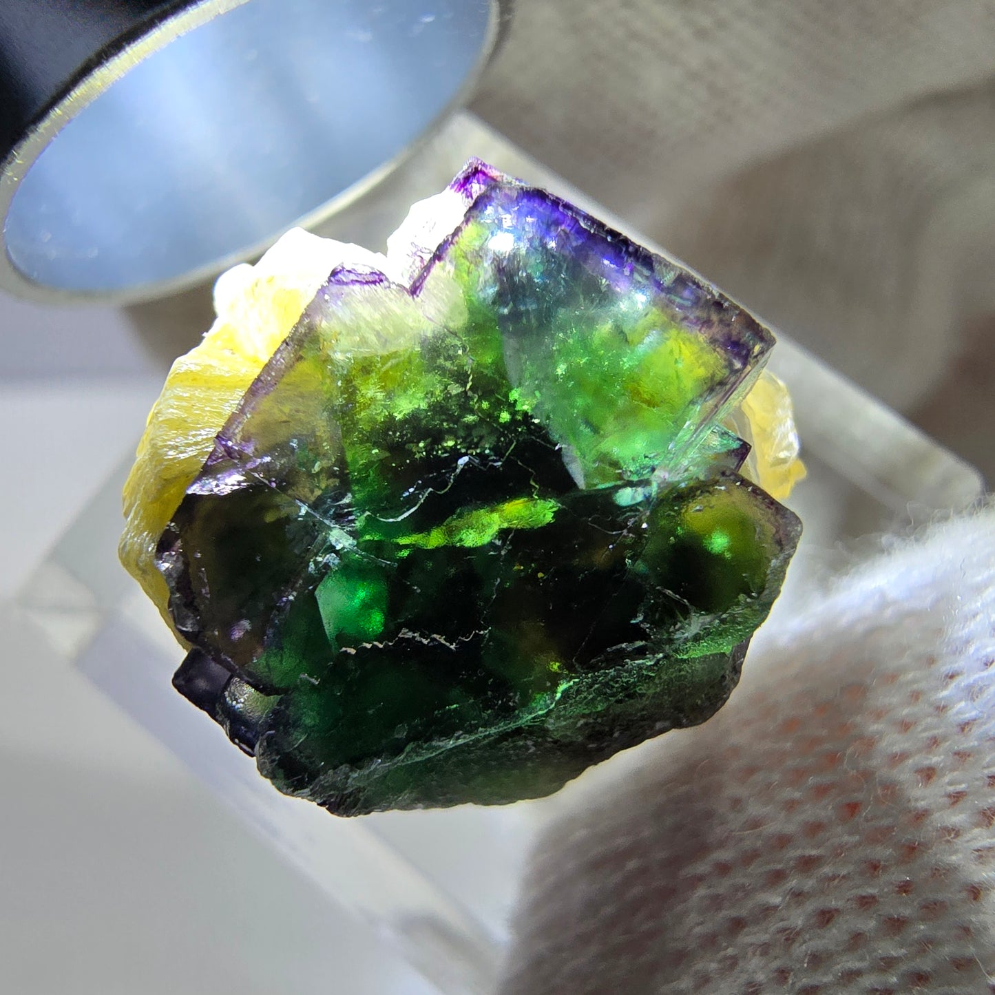 Cube de fluorite fantôme zonal, muscovite, spécimen d'hyalite, Erongo, Namibie, 18 x 19 x 17 mm