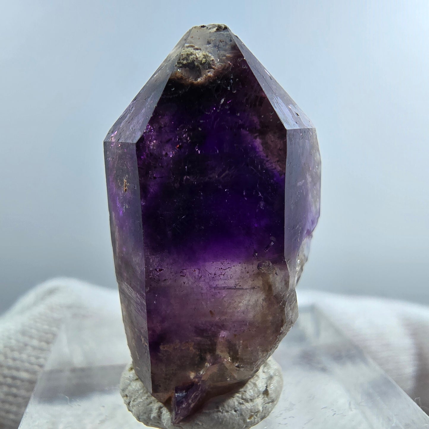 Pointe de sceptre en améthyste fantôme rare à Goboboseb, Namibie, 27 x 16 x 10 mm