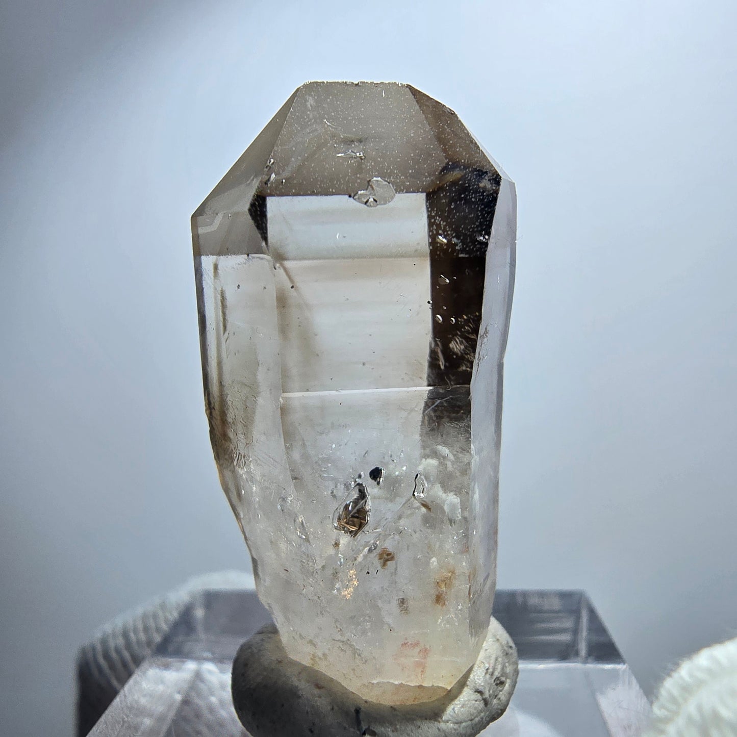 Pointe de sceptre en quartz fumé fantôme transparent, Goboboseb, Namibie, 31 x 16 x 13 mm